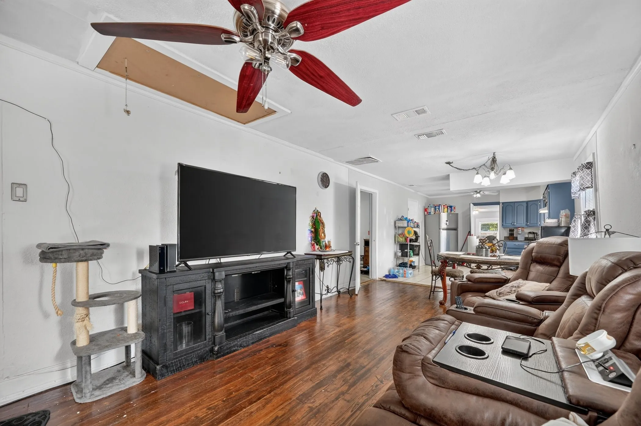 Single Family Residence For Sale in Dallas County , 2216 Suewood Lane, Dallas, Texas 75217, 4 Bedroom, 1 Bathroom, 1 Garage spaces, 1,200 Sqft, built in 1938, mls#21395732, Real Estate Agent in Dallas, Homes For Sale in Dallas county, Homes For Sale in Dallas, Realtor in Dallas Texas, Real Estate Brokerage Independent Realty Texas, Luminita Cordes Realtor