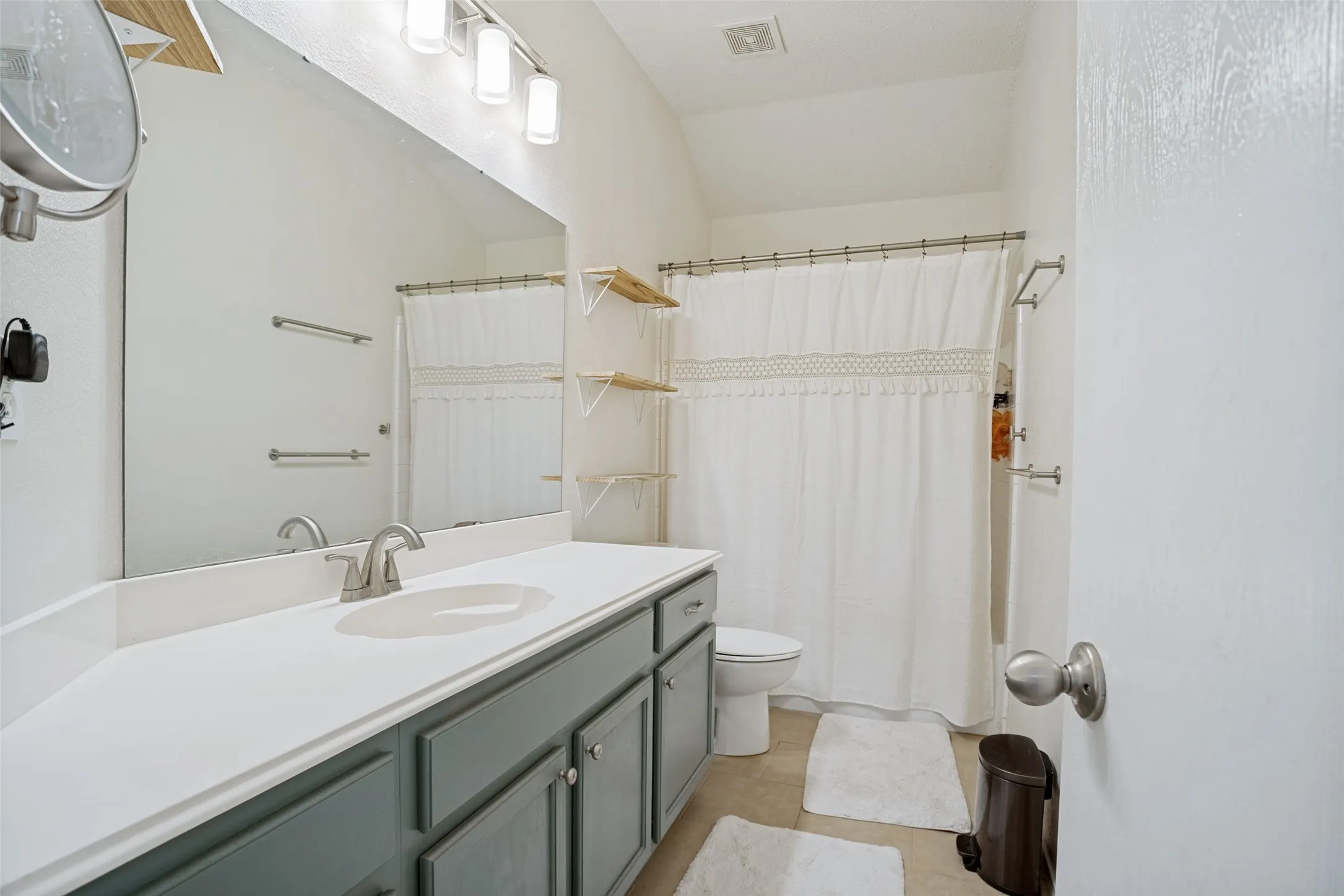 Single Family Residence For Rent in Collin County , 1411 Dearborn Road, Allen, Texas 75002, 3 Bedroom, 2 Bathroom, 2 Garage spaces, 1,801 Sqft, built in 2001, mls#21388312, Real Estate Agent in Allen, Homes For Rent in Collin county, Homes For Rent in Allen, Realtor in Allen Texas, Real Estate Brokerage Independent Realty Texas, Luminita Cordes Realtor