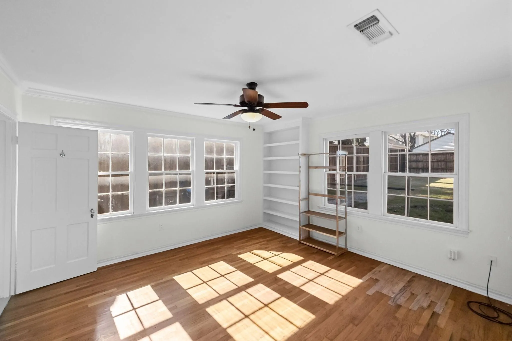 Single Family Residence For Rent in Tarrant County , 2420 Rogers Avenue, Fort Worth, Texas 76109, 3 Bedroom, 2 Bathroom, Garage spaces, 1,832 Sqft, built in 1940, mls#21395376, Real Estate Agent in Fort Worth, Homes For Rent in Tarrant county, Homes For Rent in Fort Worth, Realtor in Fort Worth Texas, Real Estate Brokerage Independent Realty Texas, Luminita Cordes Realtor
