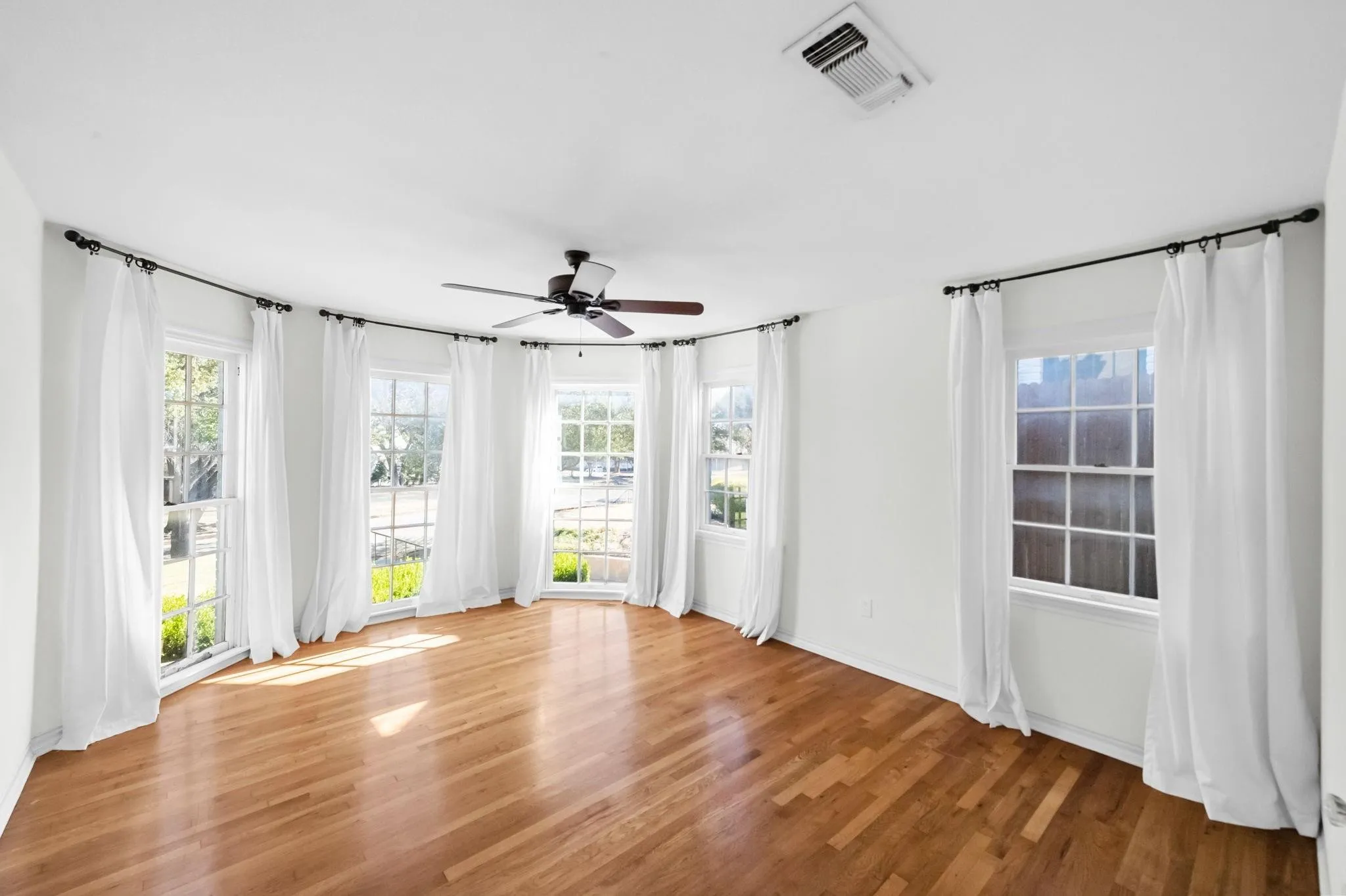 Single Family Residence For Rent in Tarrant County , 2420 Rogers Avenue, Fort Worth, Texas 76109, 3 Bedroom, 2 Bathroom, Garage spaces, 1,832 Sqft, built in 1940, mls#21395376, Real Estate Agent in Fort Worth, Homes For Rent in Tarrant county, Homes For Rent in Fort Worth, Realtor in Fort Worth Texas, Real Estate Brokerage Independent Realty Texas, Luminita Cordes Realtor