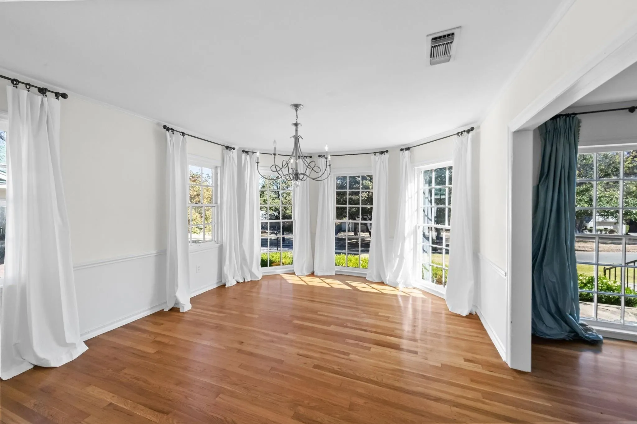 Single Family Residence For Rent in Tarrant County , 2420 Rogers Avenue, Fort Worth, Texas 76109, 3 Bedroom, 2 Bathroom, Garage spaces, 1,832 Sqft, built in 1940, mls#21395376, Real Estate Agent in Fort Worth, Homes For Rent in Tarrant county, Homes For Rent in Fort Worth, Realtor in Fort Worth Texas, Real Estate Brokerage Independent Realty Texas, Luminita Cordes Realtor