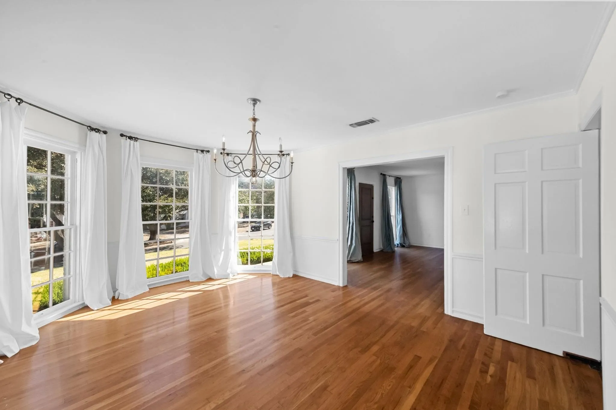 Single Family Residence For Rent in Tarrant County , 2420 Rogers Avenue, Fort Worth, Texas 76109, 3 Bedroom, 2 Bathroom, Garage spaces, 1,832 Sqft, built in 1940, mls#21395376, Real Estate Agent in Fort Worth, Homes For Rent in Tarrant county, Homes For Rent in Fort Worth, Realtor in Fort Worth Texas, Real Estate Brokerage Independent Realty Texas, Luminita Cordes Realtor