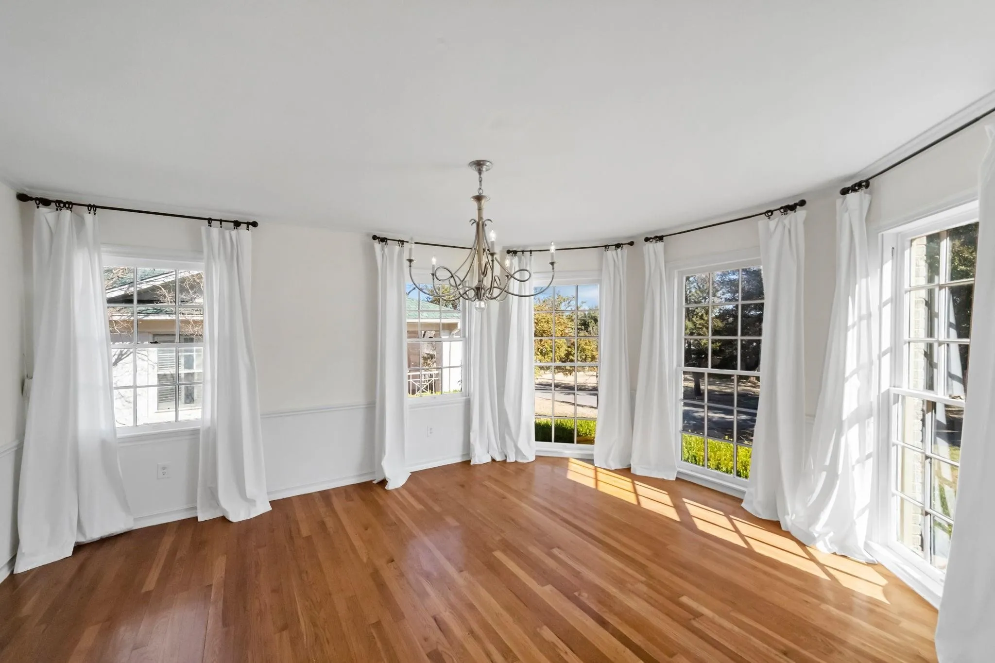 Single Family Residence For Rent in Tarrant County , 2420 Rogers Avenue, Fort Worth, Texas 76109, 3 Bedroom, 2 Bathroom, Garage spaces, 1,832 Sqft, built in 1940, mls#21395376, Real Estate Agent in Fort Worth, Homes For Rent in Tarrant county, Homes For Rent in Fort Worth, Realtor in Fort Worth Texas, Real Estate Brokerage Independent Realty Texas, Luminita Cordes Realtor