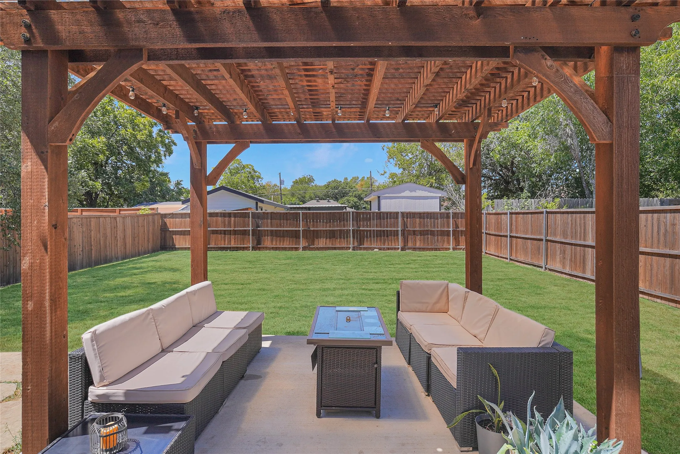 Single Family Residence For Rent in Dallas County , 4001 Abilene Street, Dallas, Texas 75212, 4 Bedroom, 3 Bathroom, 2 Garage spaces, 2,539 Sqft, built in 2019, mls#21396301, Real Estate Agent in Dallas, Homes For Rent in Dallas county, Homes For Rent in Dallas, Realtor in Dallas Texas, Real Estate Brokerage Independent Realty Texas, Luminita Cordes Realtor