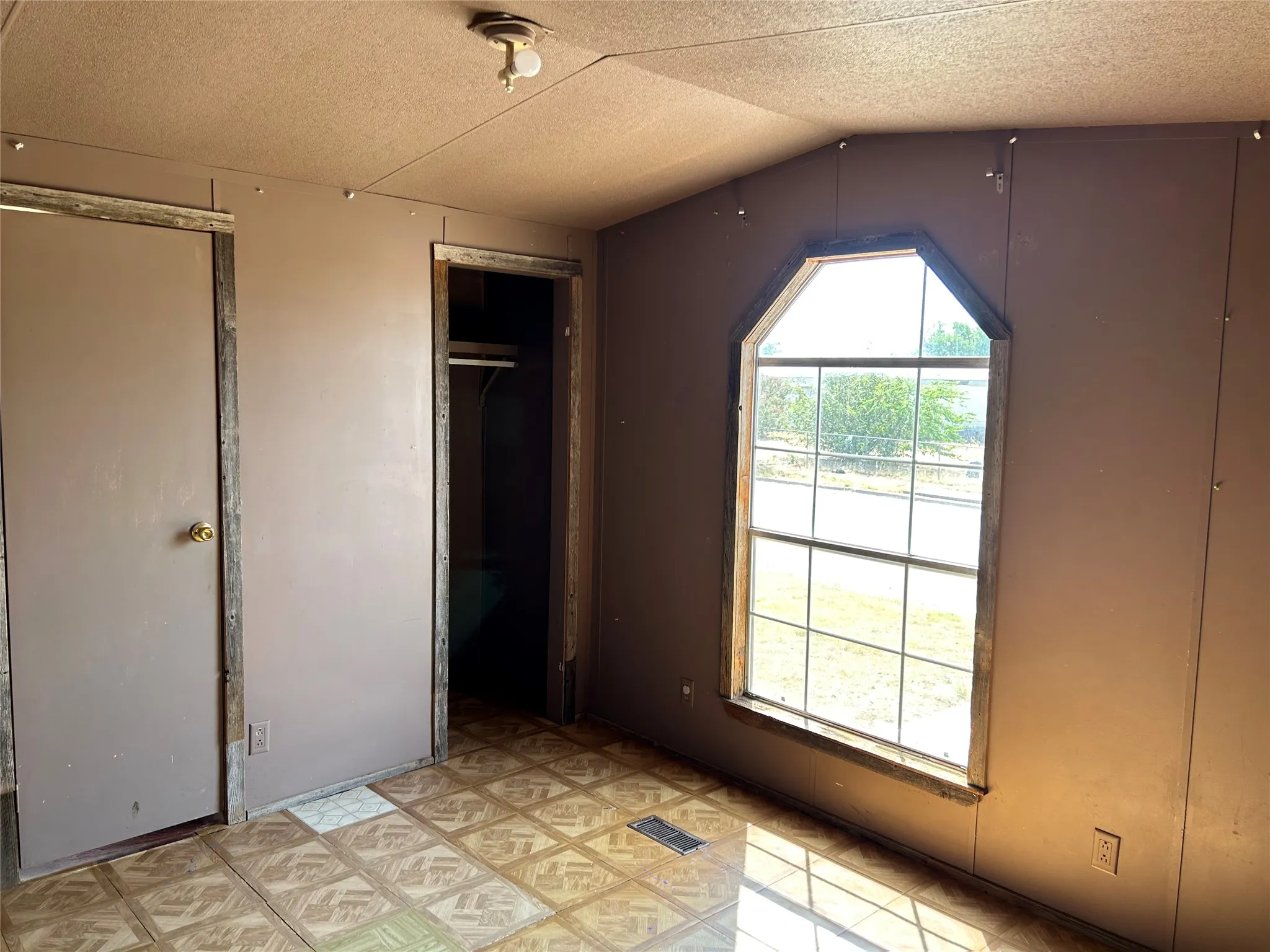 Mobile Home For Rent in Taylor County , 30 West Trail, Abilene, Texas 79605, 2 Bedroom, 2 Bathroom, Garage spaces, 1,982 Sqft, built in 1982, mls#21396341, Real Estate Agent in Abilene, Homes For Rent in Taylor county, Homes For Rent in Abilene, Realtor in Abilene Texas, Real Estate Brokerage Independent Realty Texas, Luminita Cordes Realtor