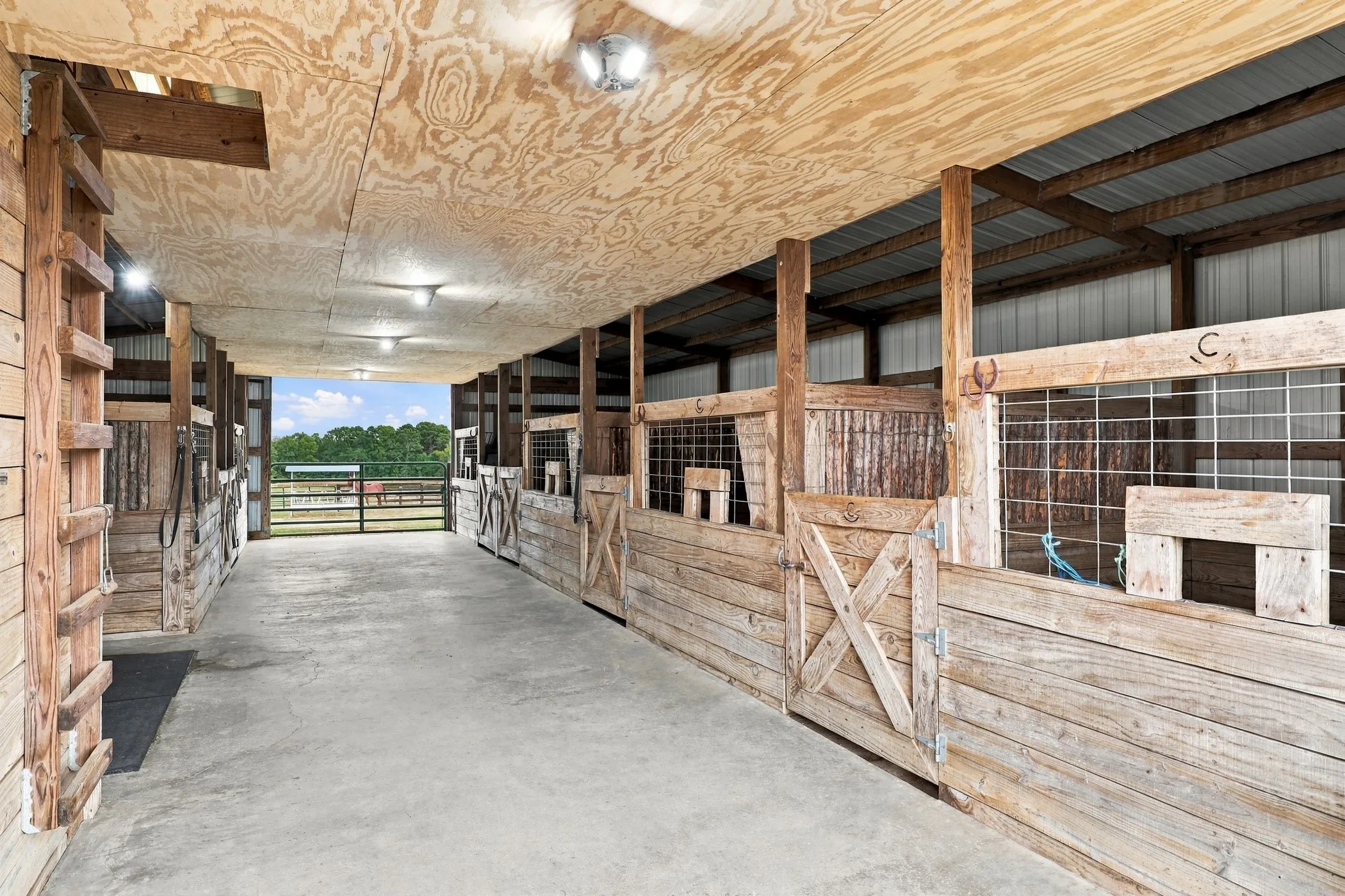 Farm For Sale in Smith County , 23241 County Road 2159, Troup, Texas 75789, 4 Bedroom, 6 Bathroom, 2 Garage spaces, 3,028 Sqft, built in 2006, mls#21396345, Real Estate Agent in Troup, Homes For Sale in Smith county, Homes For Sale in Troup, Realtor in Troup Texas, Real Estate Brokerage Independent Realty Texas, Luminita Cordes Realtor