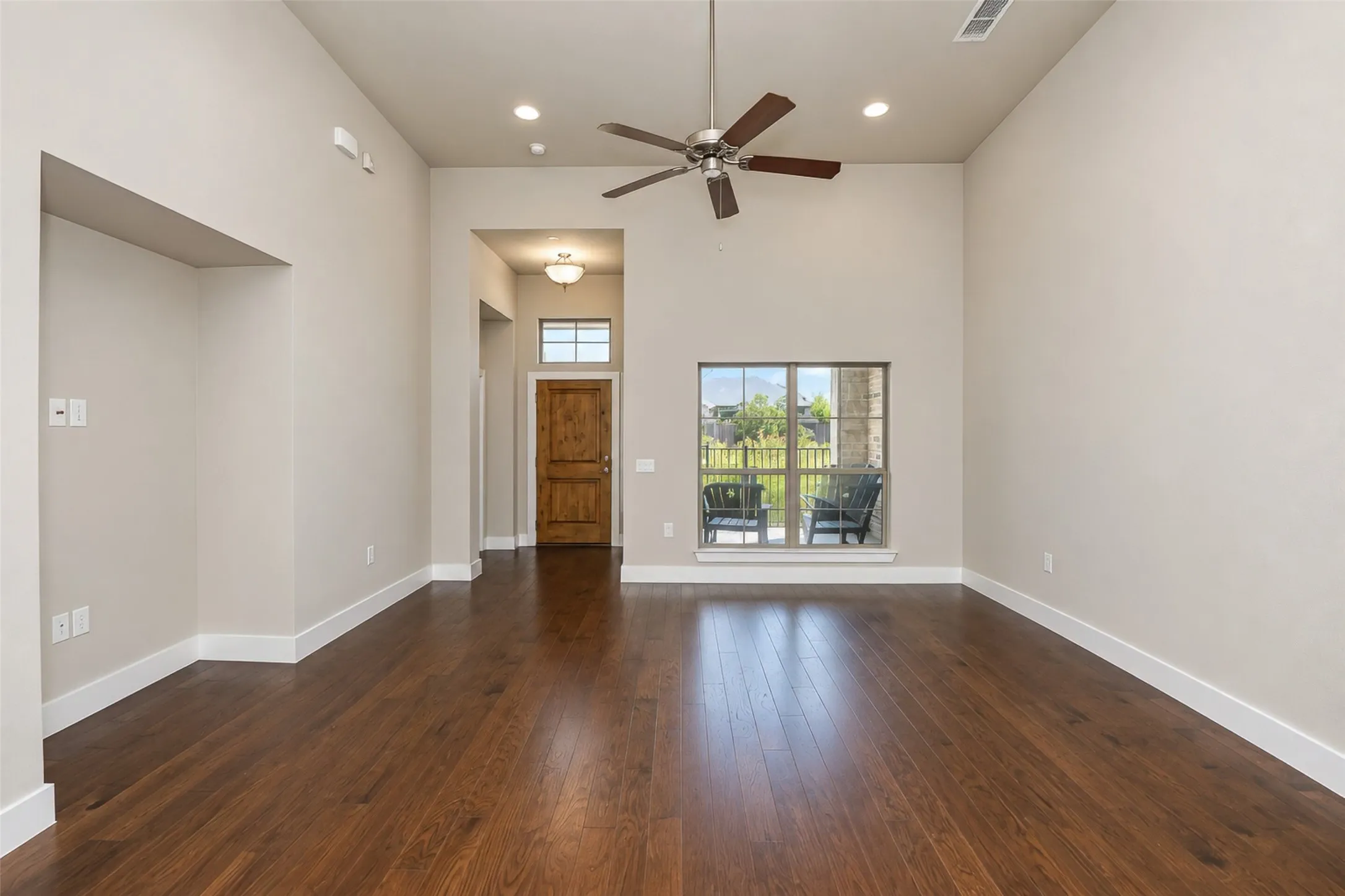 Townhouse For Sale in Tarrant County , 919 Birds Fort Trail, Arlington, Texas 76005, 2 Bedroom, 2 Bathroom, 2 Garage spaces, 1,309 Sqft, built in 2018, mls#21396294, Real Estate Agent in Arlington, Homes For Sale in Tarrant county, Homes For Sale in Arlington, Realtor in Arlington Texas, Real Estate Brokerage Independent Realty Texas, Luminita Cordes Realtor