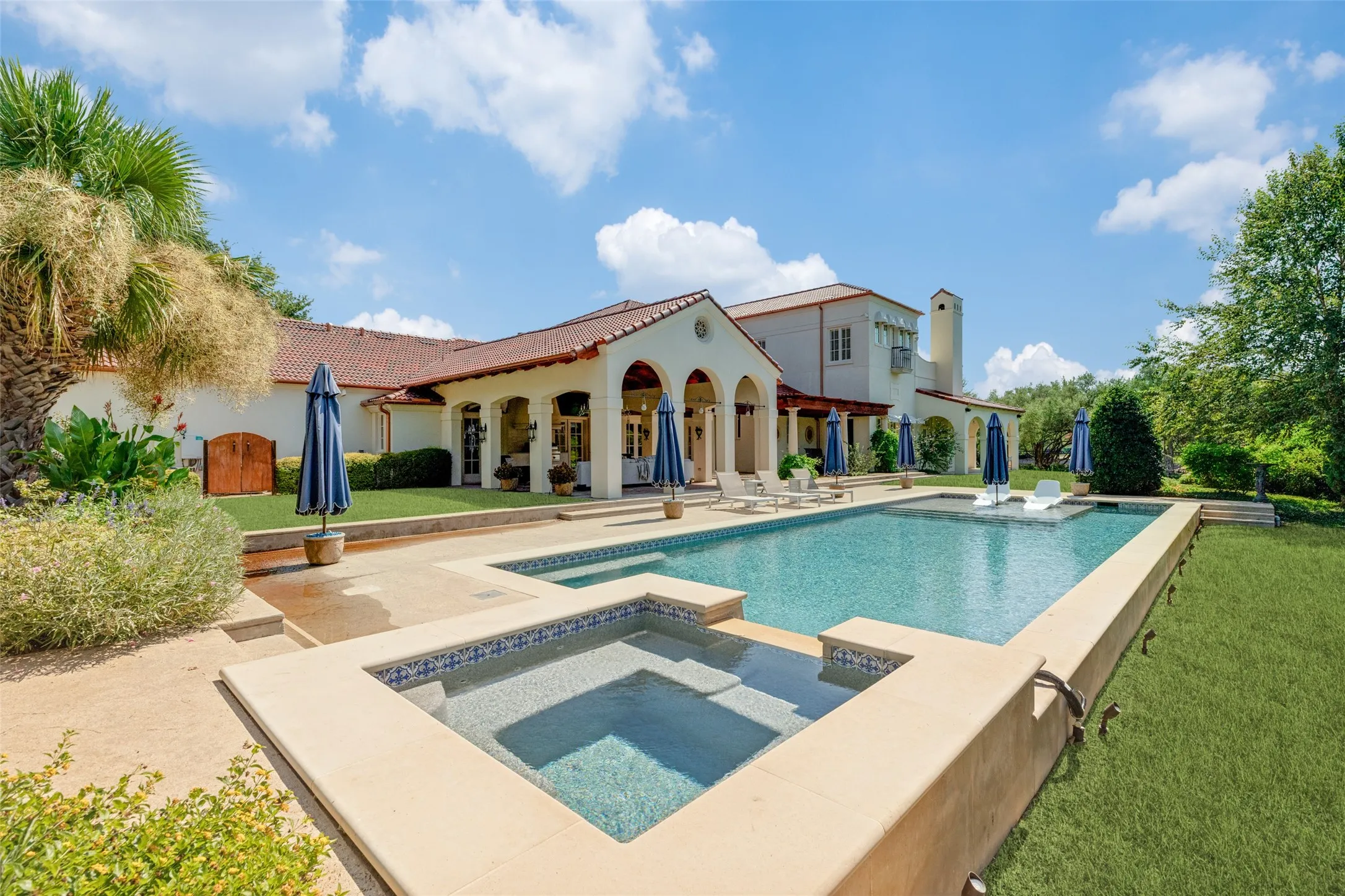 Expansive swimming pool with integrated spa