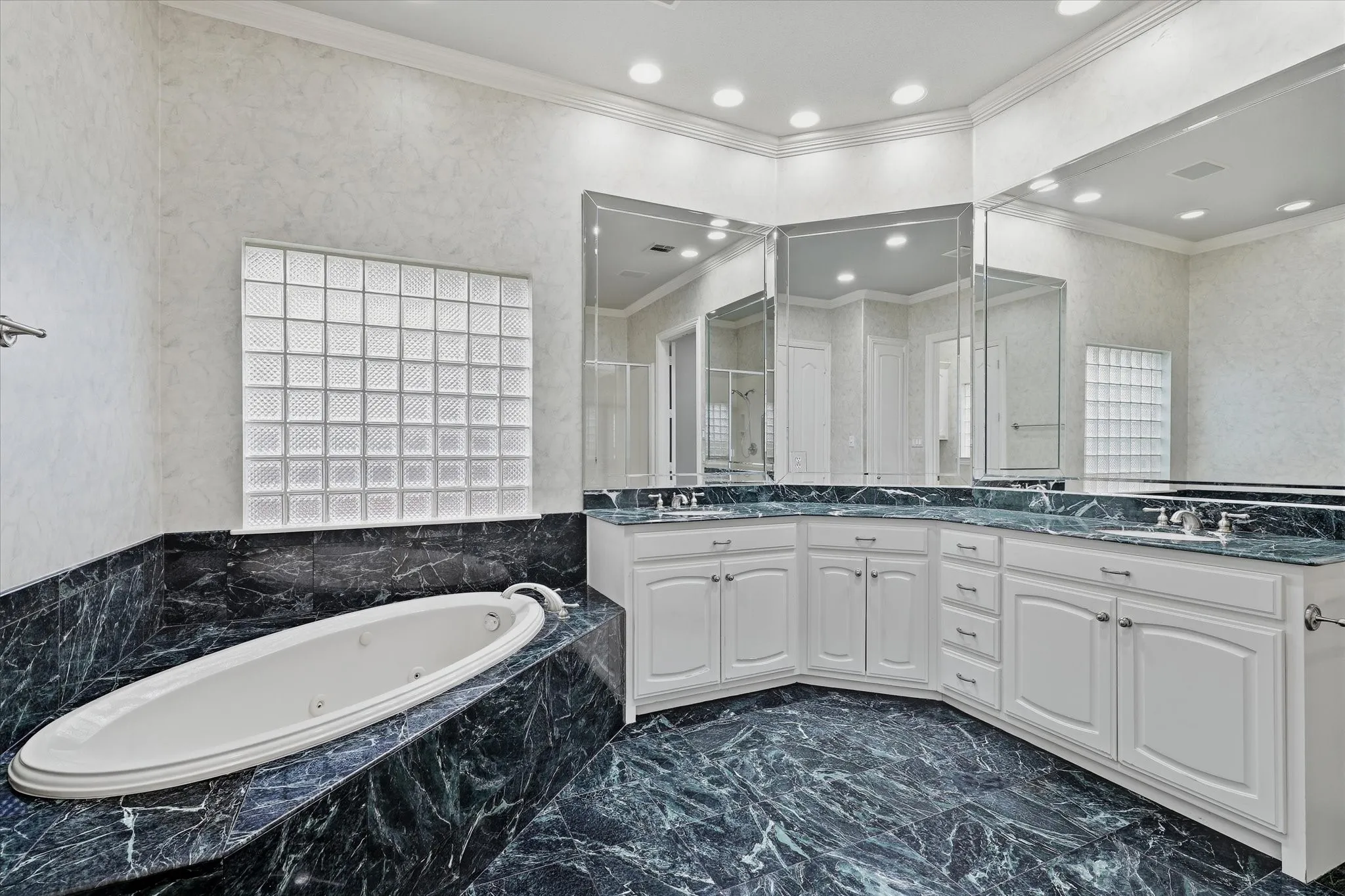 Single Family Residence For Sale in Dallas County , 11831 Brookhill Lane, Dallas, Texas 75230, 3 Bedroom, 4 Bathroom, 2 Garage spaces, 2,923 Sqft, built in 1999, mls#21396376, Real Estate Agent in Dallas, Homes For Sale in Dallas county, Homes For Sale in Dallas, Realtor in Dallas Texas, Real Estate Brokerage Independent Realty Texas, Luminita Cordes Realtor