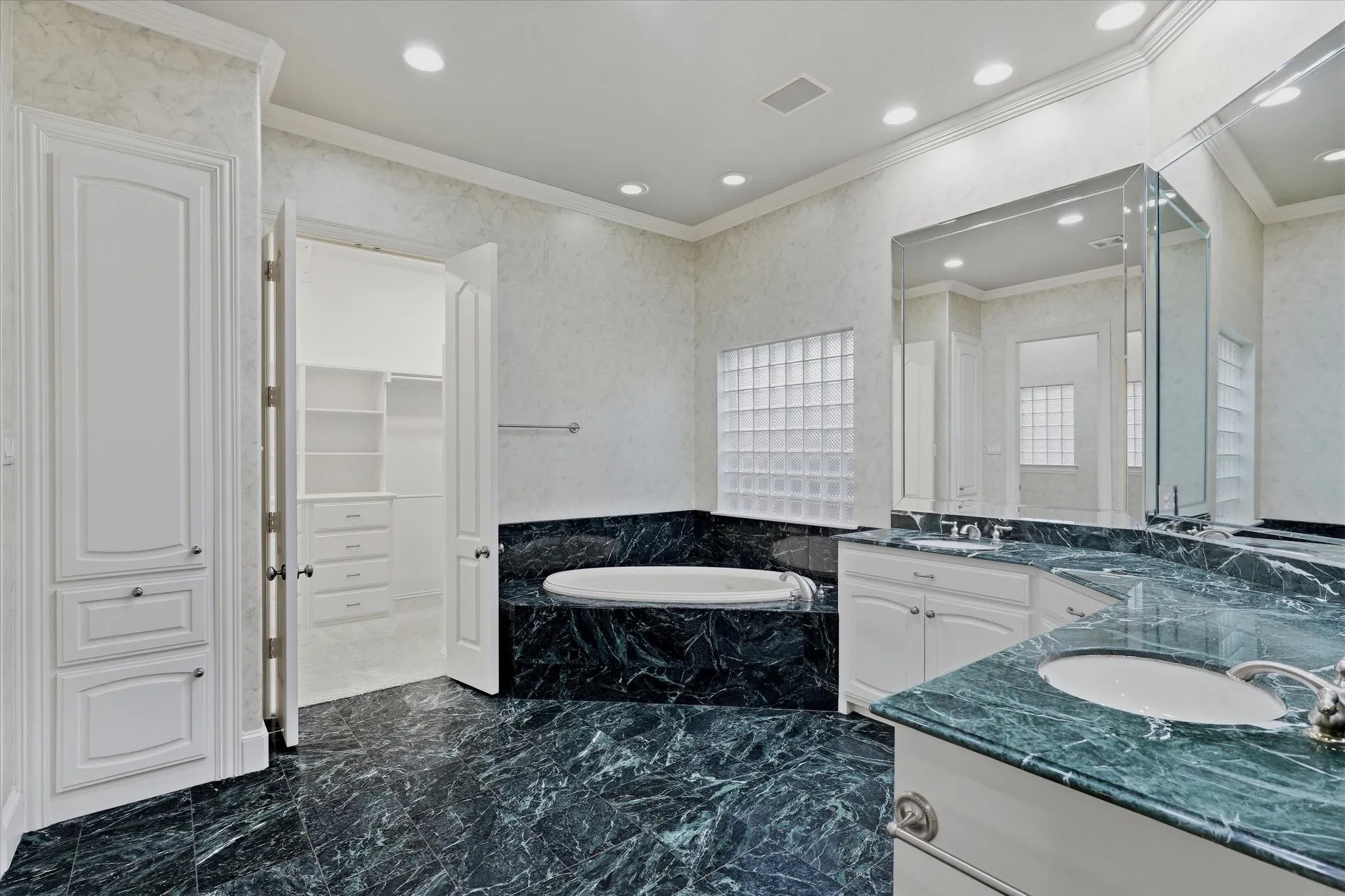 Single Family Residence For Sale in Dallas County , 11831 Brookhill Lane, Dallas, Texas 75230, 3 Bedroom, 4 Bathroom, 2 Garage spaces, 2,923 Sqft, built in 1999, mls#21396376, Real Estate Agent in Dallas, Homes For Sale in Dallas county, Homes For Sale in Dallas, Realtor in Dallas Texas, Real Estate Brokerage Independent Realty Texas, Luminita Cordes Realtor