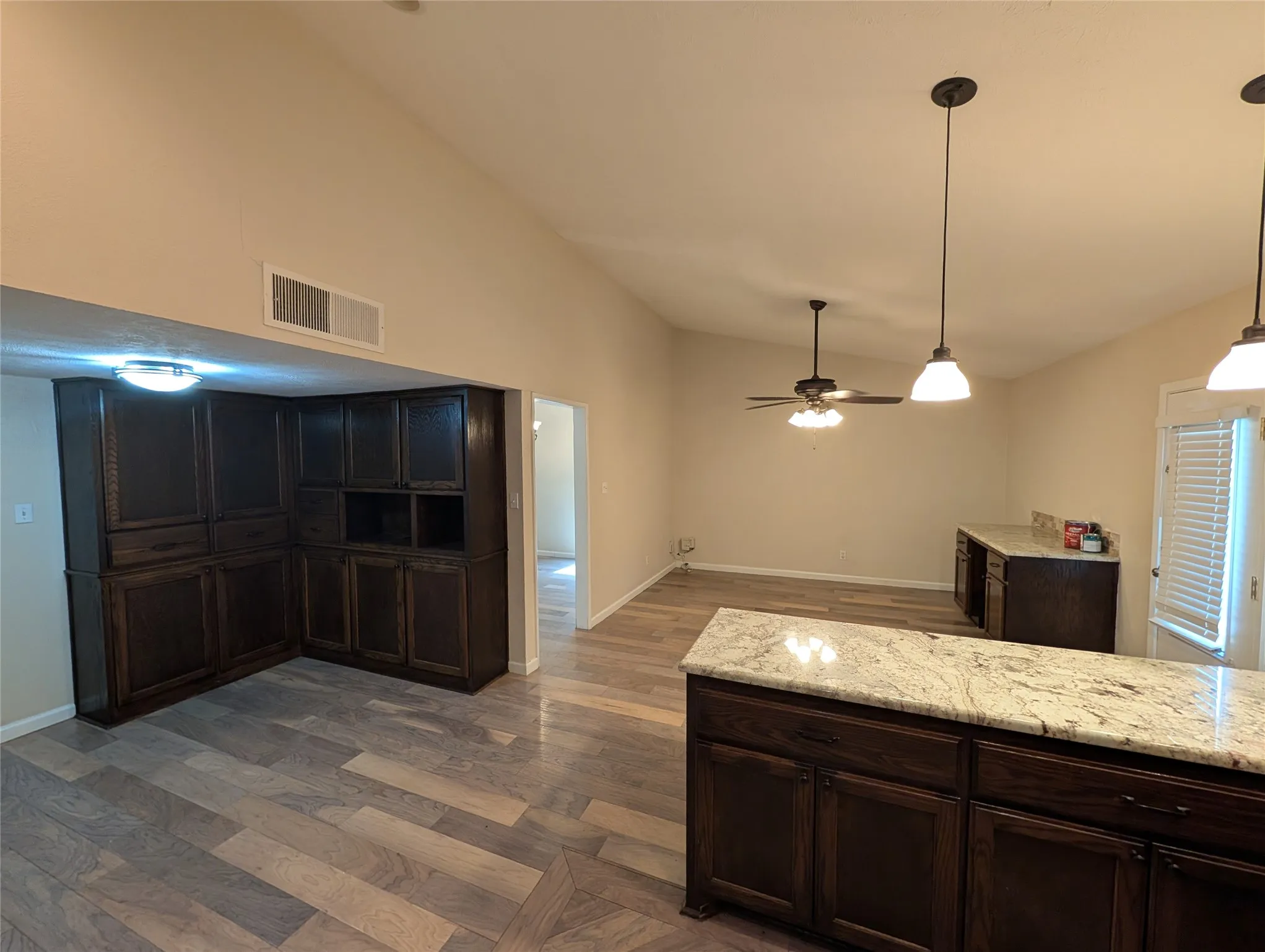 Single Family Residence For Rent in Rockwall County , 6109 Scenic Drive, Rowlett, Texas 75088, 3 Bedroom, 2 Bathroom, 2 Garage spaces, 1,741 Sqft, built in 1983, mls#21383108, Real Estate Agent in Rowlett, Homes For Rent in Rockwall county, Homes For Rent in Rowlett, Realtor in Rowlett Texas, Real Estate Brokerage Independent Realty Texas, Luminita Cordes Realtor