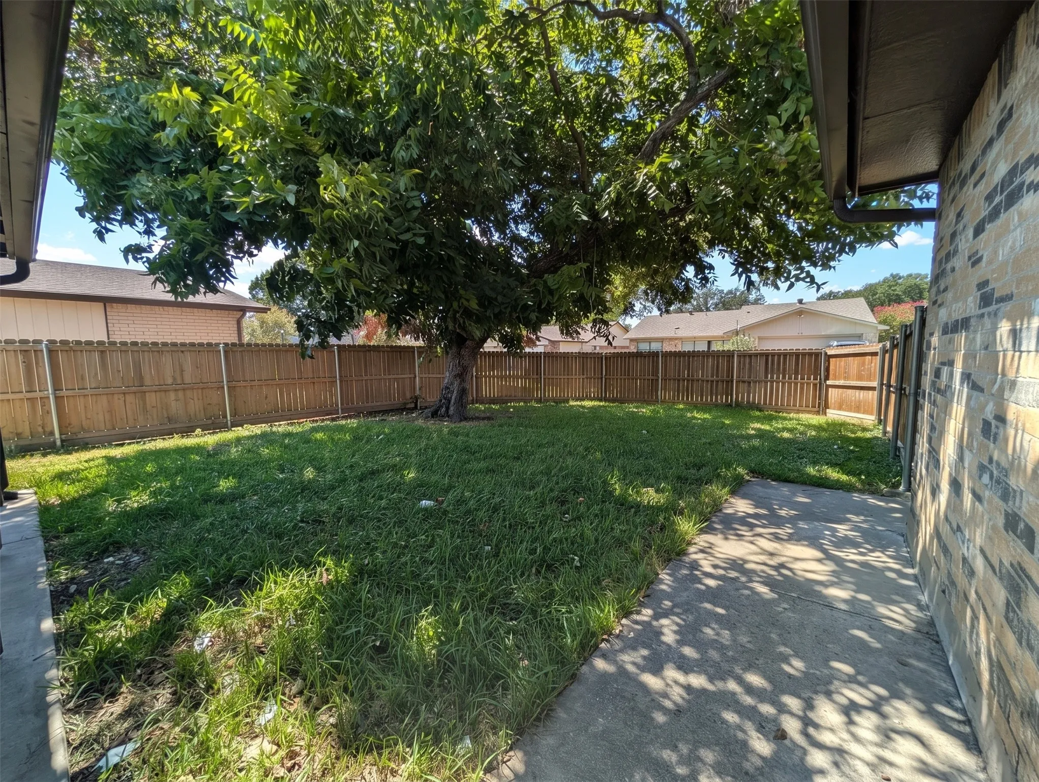 Single Family Residence For Rent in Rockwall County , 6109 Scenic Drive, Rowlett, Texas 75088, 3 Bedroom, 2 Bathroom, 2 Garage spaces, 1,741 Sqft, built in 1983, mls#21383108, Real Estate Agent in Rowlett, Homes For Rent in Rockwall county, Homes For Rent in Rowlett, Realtor in Rowlett Texas, Real Estate Brokerage Independent Realty Texas, Luminita Cordes Realtor