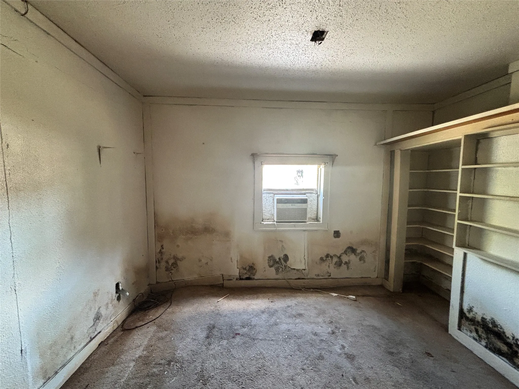 Single Family Residence For Sale in Kaufman County , 309 E Mowry Street, Crandall, Texas 75114, 2 Bedroom, 1 Bathroom, Garage spaces, 1,188 Sqft, built in 1975, mls#21396336, Real Estate Agent in Crandall, Homes For Sale in Kaufman county, Homes For Sale in Crandall, Realtor in Crandall Texas, Real Estate Brokerage Independent Realty Texas, Luminita Cordes Realtor