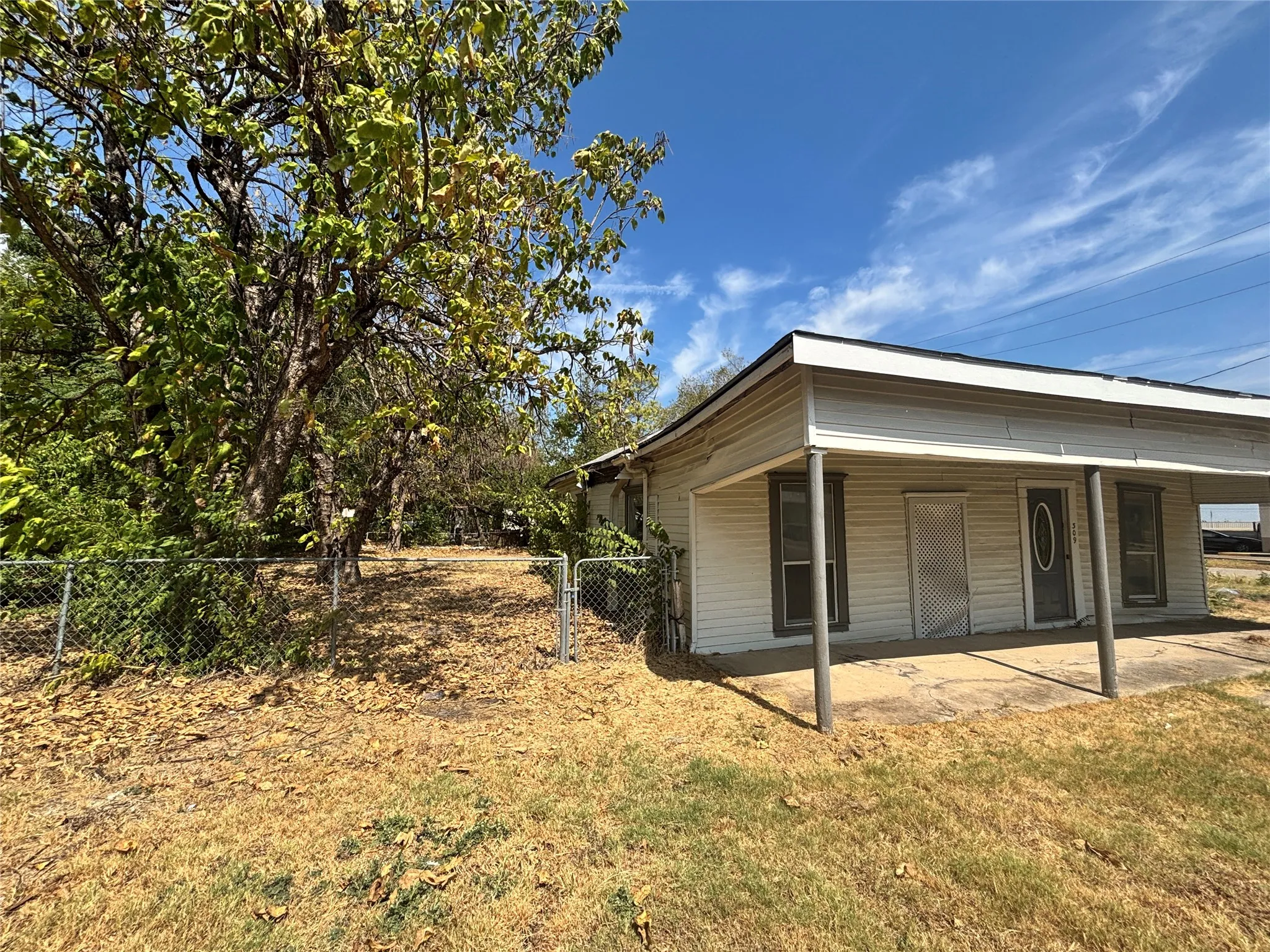 Single Family Residence For Sale in Kaufman County , 309 E Mowry Street, Crandall, Texas 75114, 2 Bedroom, 1 Bathroom, Garage spaces, 1,188 Sqft, built in 1975, mls#21396336, Real Estate Agent in Crandall, Homes For Sale in Kaufman county, Homes For Sale in Crandall, Realtor in Crandall Texas, Real Estate Brokerage Independent Realty Texas, Luminita Cordes Realtor