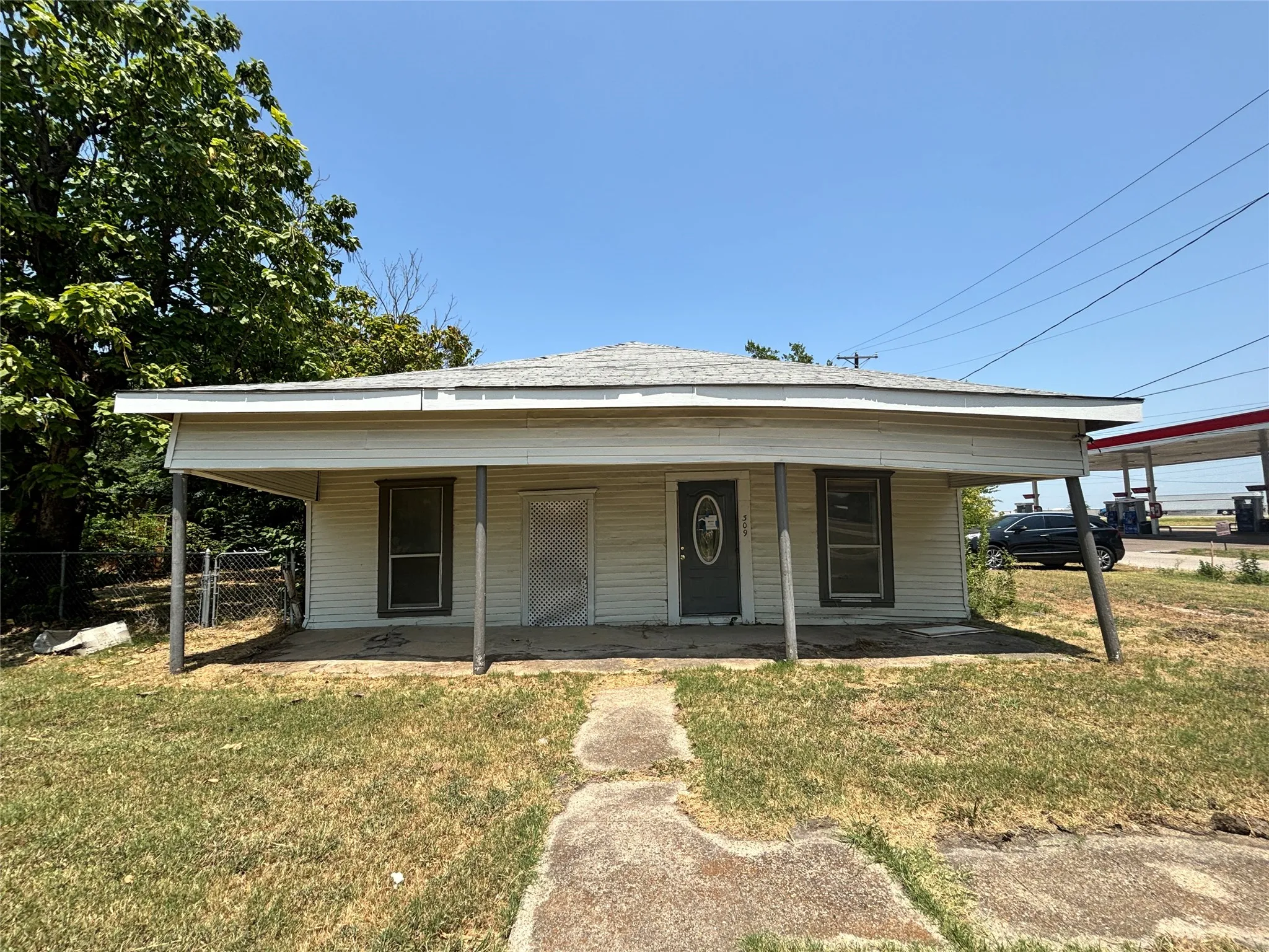 Single Family Residence For Sale in Kaufman County , 309 E Mowry Street, Crandall, Texas 75114, 2 Bedroom, 1 Bathroom, Garage spaces, 1,188 Sqft, built in 1975, mls#21396336, Real Estate Agent in Crandall, Homes For Sale in Kaufman county, Homes For Sale in Crandall, Realtor in Crandall Texas, Real Estate Brokerage Independent Realty Texas, Luminita Cordes Realtor