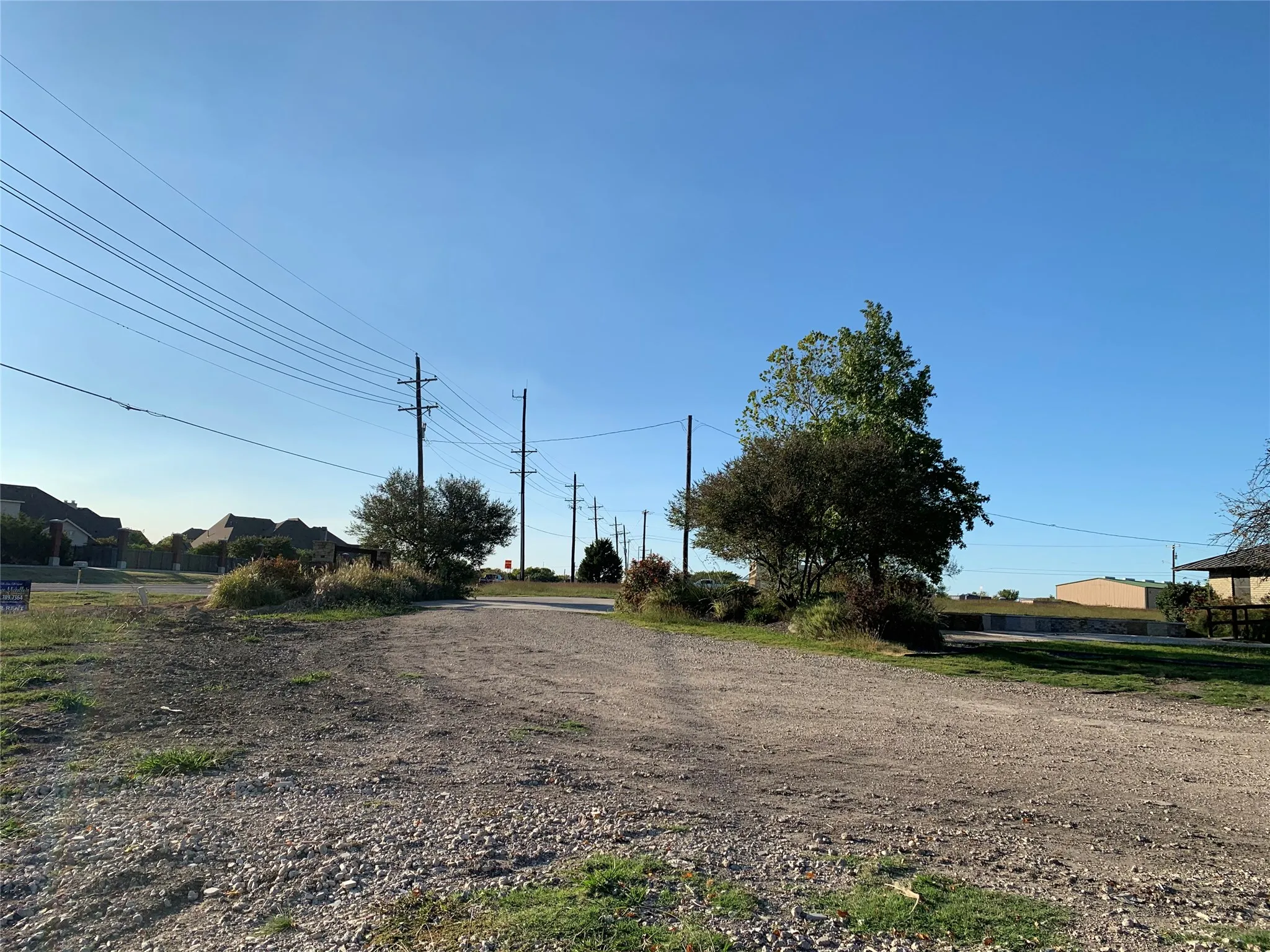 Room for lot’s of parking off the busy Horizon road.