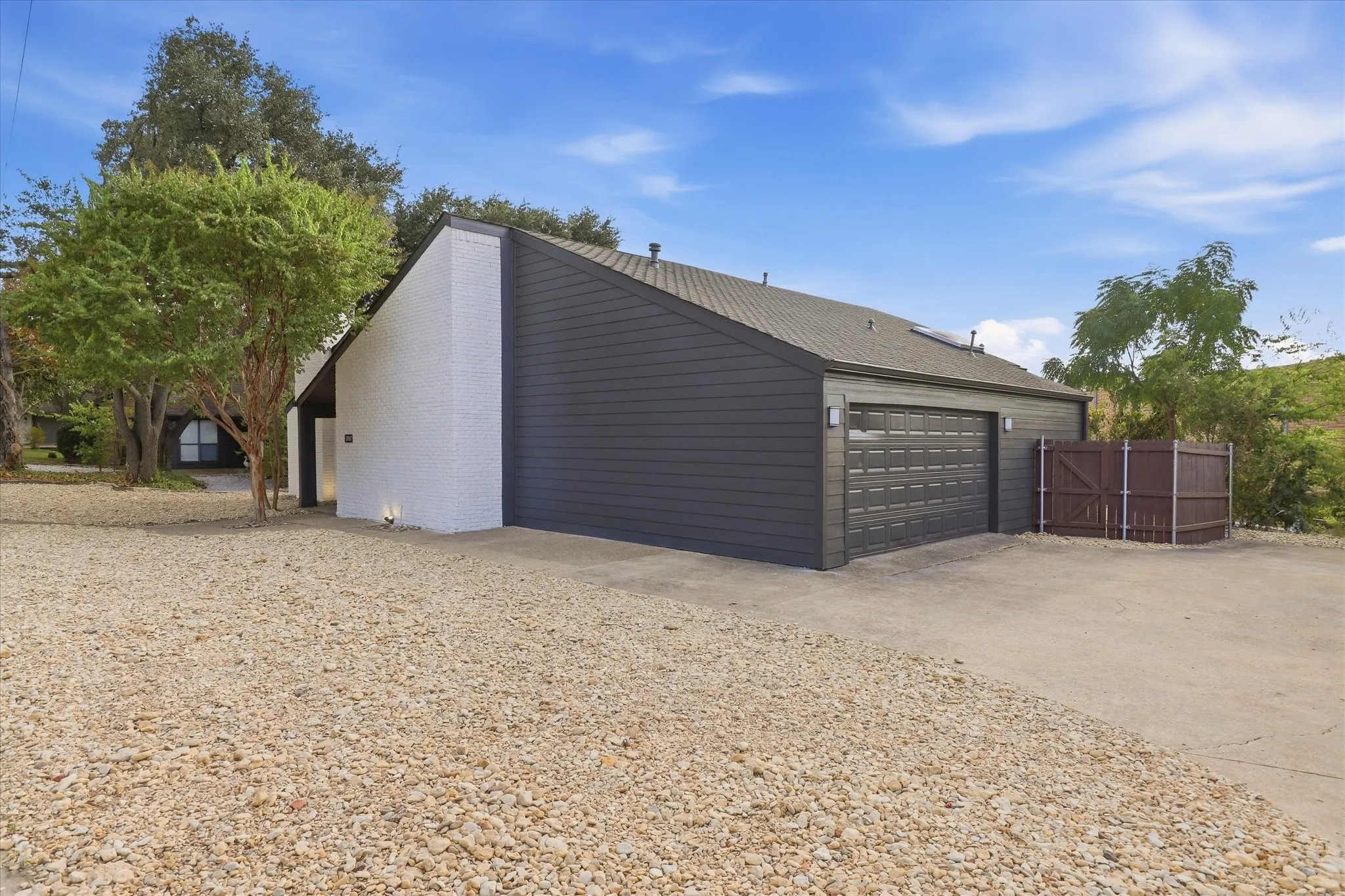 Single Family Residence For Rent in Dallas County , 17007 Davenport Road, Dallas, Texas 75248, 3 Bedroom, 2 Bathroom, 2 Garage spaces, 2,312 Sqft, built in 1979, mls#21396384, Real Estate Agent in Dallas, Homes For Rent in Dallas county, Homes For Rent in Dallas, Realtor in Dallas Texas, Real Estate Brokerage Independent Realty Texas, Luminita Cordes Realtor