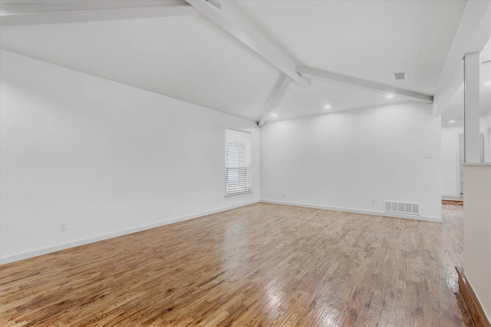 Single Family Residence For Rent in Dallas County , 17007 Davenport Road, Dallas, Texas 75248, 3 Bedroom, 2 Bathroom, 2 Garage spaces, 2,312 Sqft, built in 1979, mls#21396384, Real Estate Agent in Dallas, Homes For Rent in Dallas county, Homes For Rent in Dallas, Realtor in Dallas Texas, Real Estate Brokerage Independent Realty Texas, Luminita Cordes Realtor