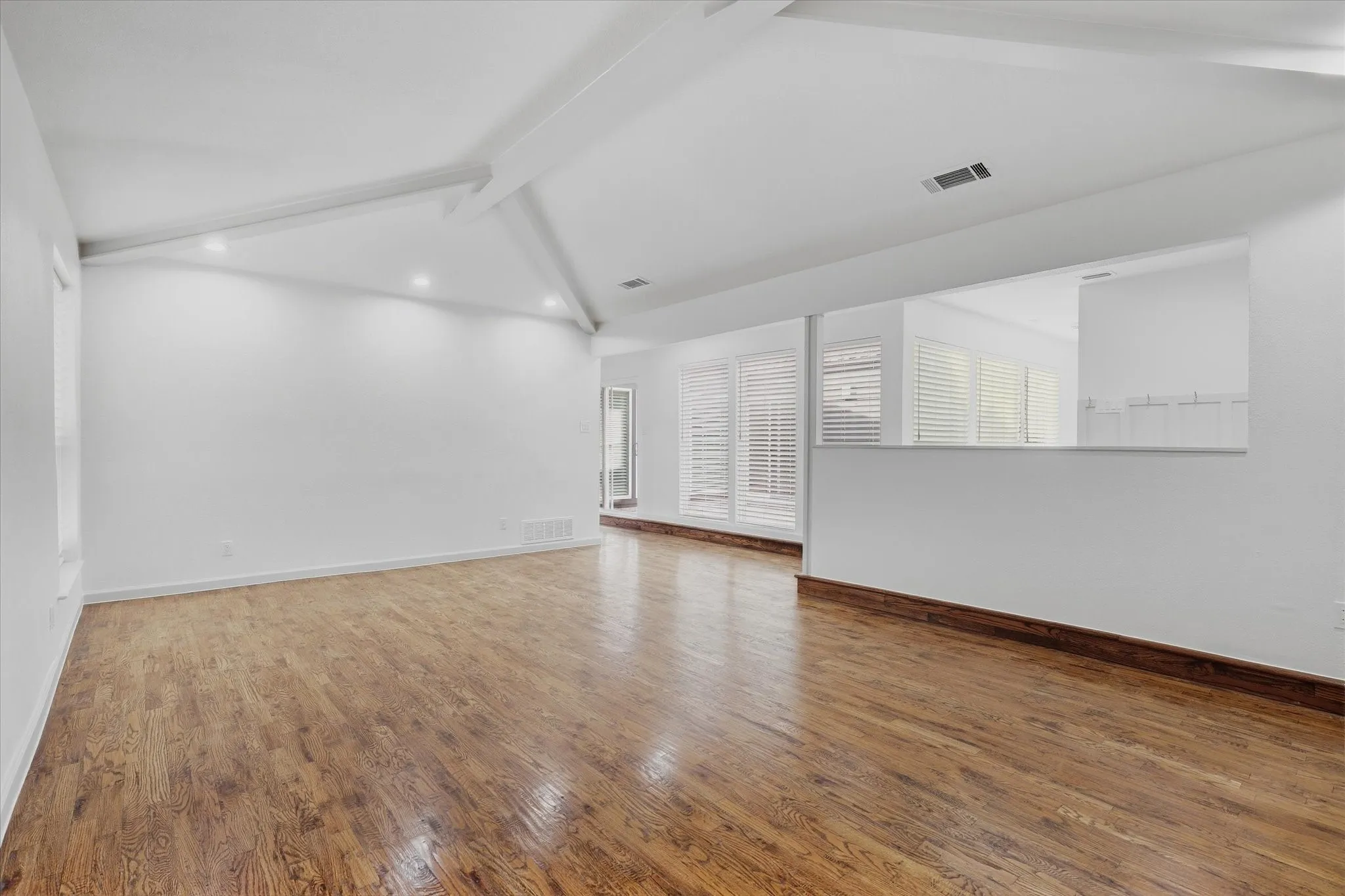 Single Family Residence For Rent in Dallas County , 17007 Davenport Road, Dallas, Texas 75248, 3 Bedroom, 2 Bathroom, 2 Garage spaces, 2,312 Sqft, built in 1979, mls#21396384, Real Estate Agent in Dallas, Homes For Rent in Dallas county, Homes For Rent in Dallas, Realtor in Dallas Texas, Real Estate Brokerage Independent Realty Texas, Luminita Cordes Realtor