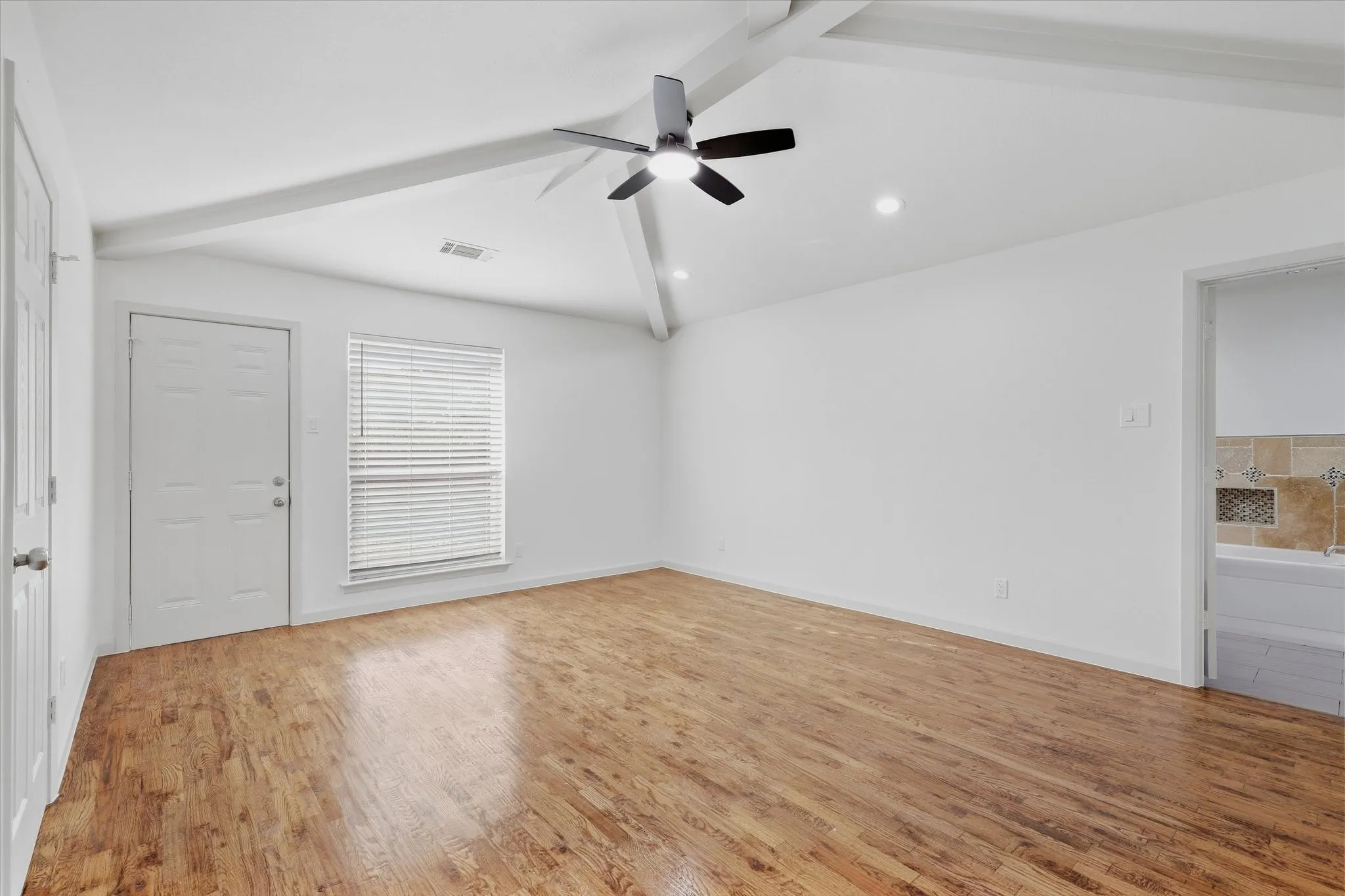 Single Family Residence For Rent in Dallas County , 17007 Davenport Road, Dallas, Texas 75248, 3 Bedroom, 2 Bathroom, 2 Garage spaces, 2,312 Sqft, built in 1979, mls#21396384, Real Estate Agent in Dallas, Homes For Rent in Dallas county, Homes For Rent in Dallas, Realtor in Dallas Texas, Real Estate Brokerage Independent Realty Texas, Luminita Cordes Realtor