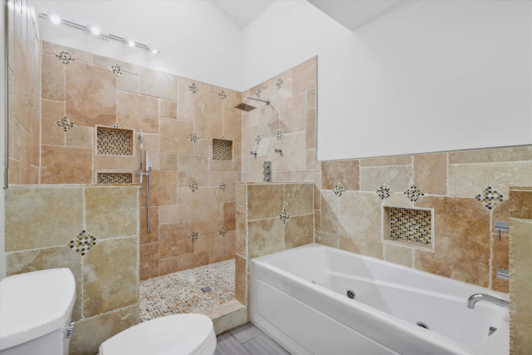Single Family Residence For Rent in Dallas County , 17007 Davenport Road, Dallas, Texas 75248, 3 Bedroom, 2 Bathroom, 2 Garage spaces, 2,312 Sqft, built in 1979, mls#21396384, Real Estate Agent in Dallas, Homes For Rent in Dallas county, Homes For Rent in Dallas, Realtor in Dallas Texas, Real Estate Brokerage Independent Realty Texas, Luminita Cordes Realtor