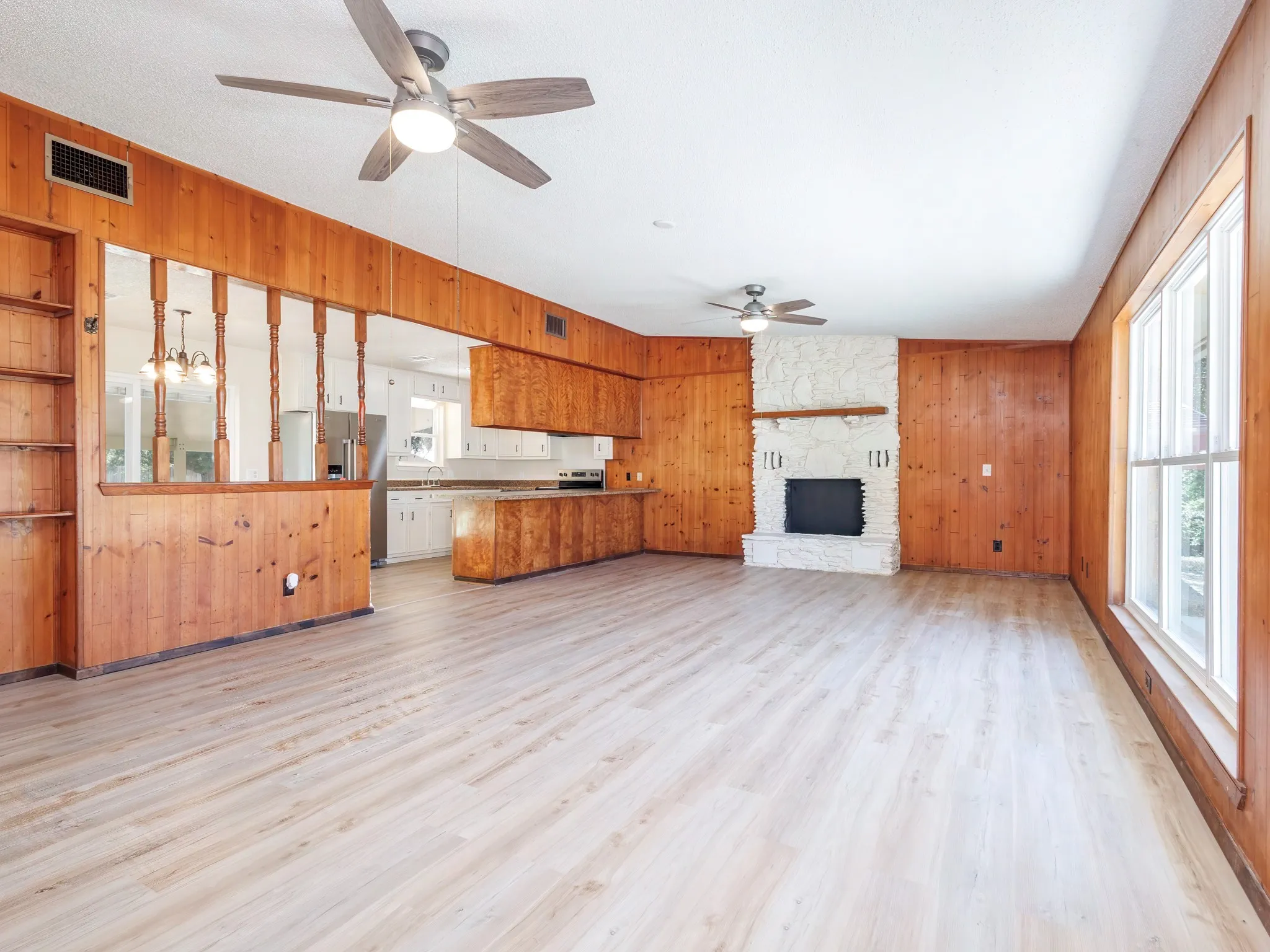 Kitchen bar & bookshelves