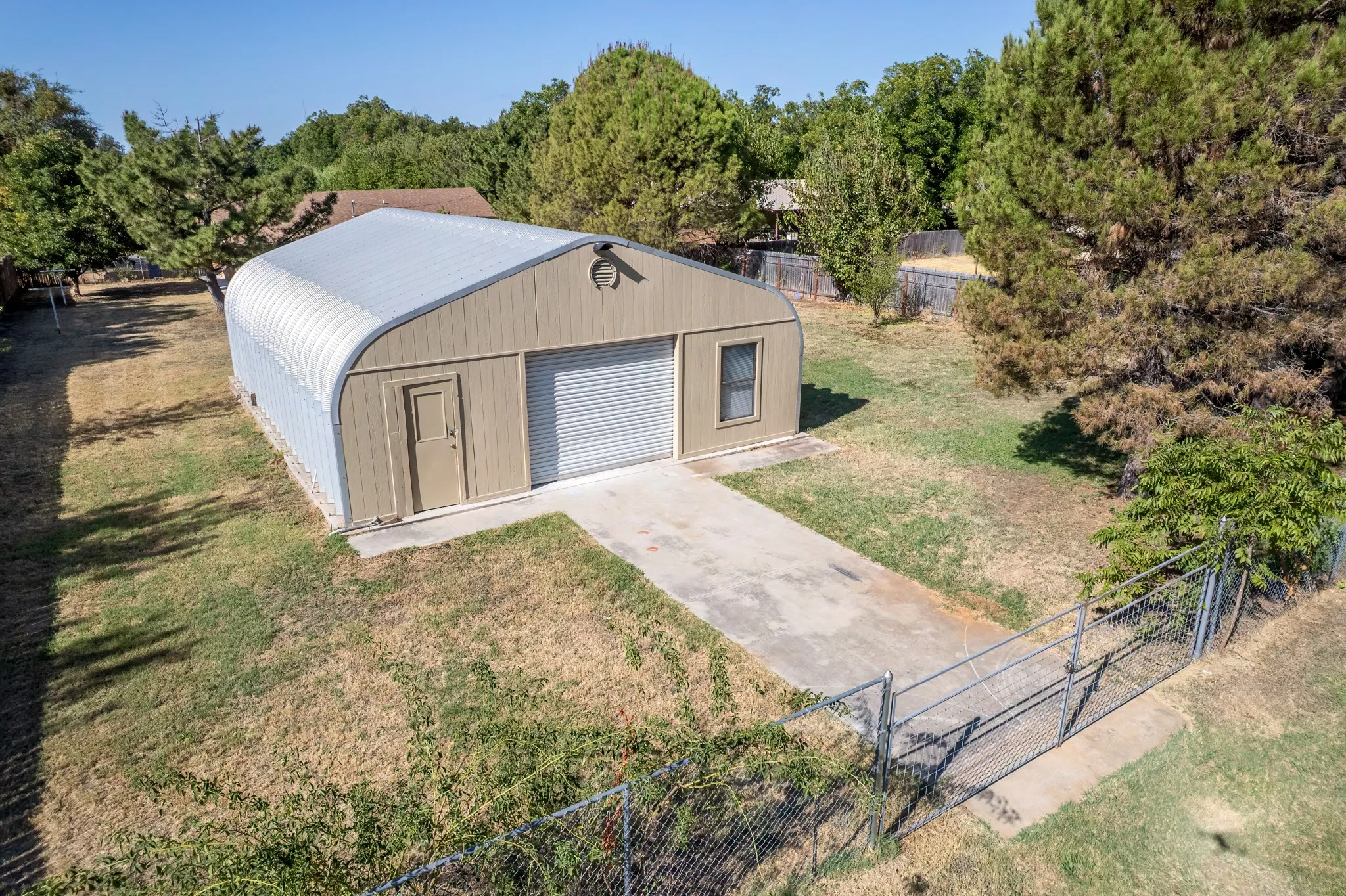 30' x 40' workshop has a Porter St address & access