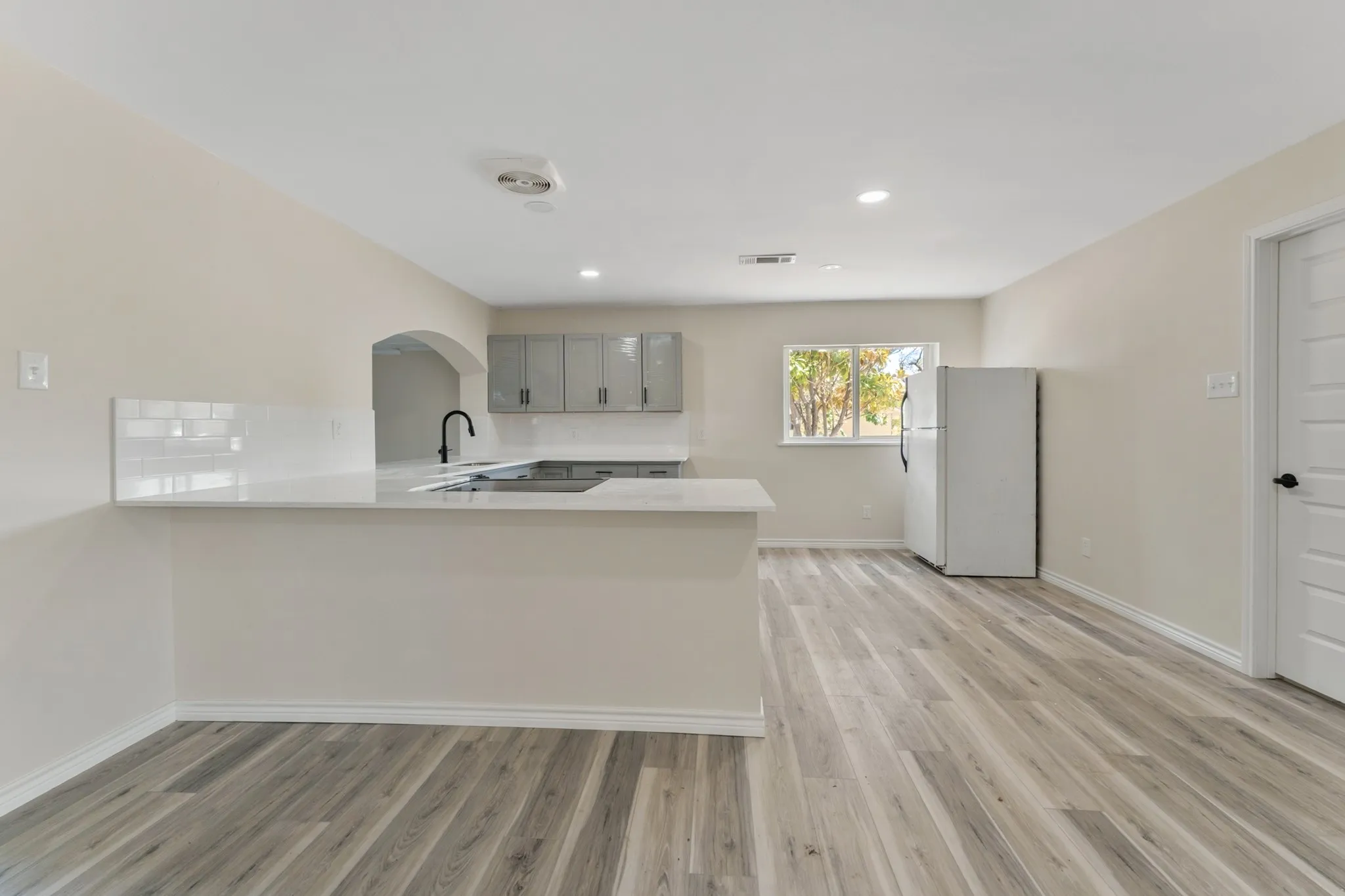 Single Family Residence For Sale in Dallas County , 4910 Frontier Road, Garland, Texas 75043, 3 Bedroom, 2 Bathroom, 2 Garage spaces, 1,798 Sqft, built in 1971, mls#21396387, Real Estate Agent in Garland, Homes For Sale in Dallas county, Homes For Sale in Garland, Realtor in Garland Texas, Real Estate Brokerage Independent Realty Texas, Luminita Cordes Realtor