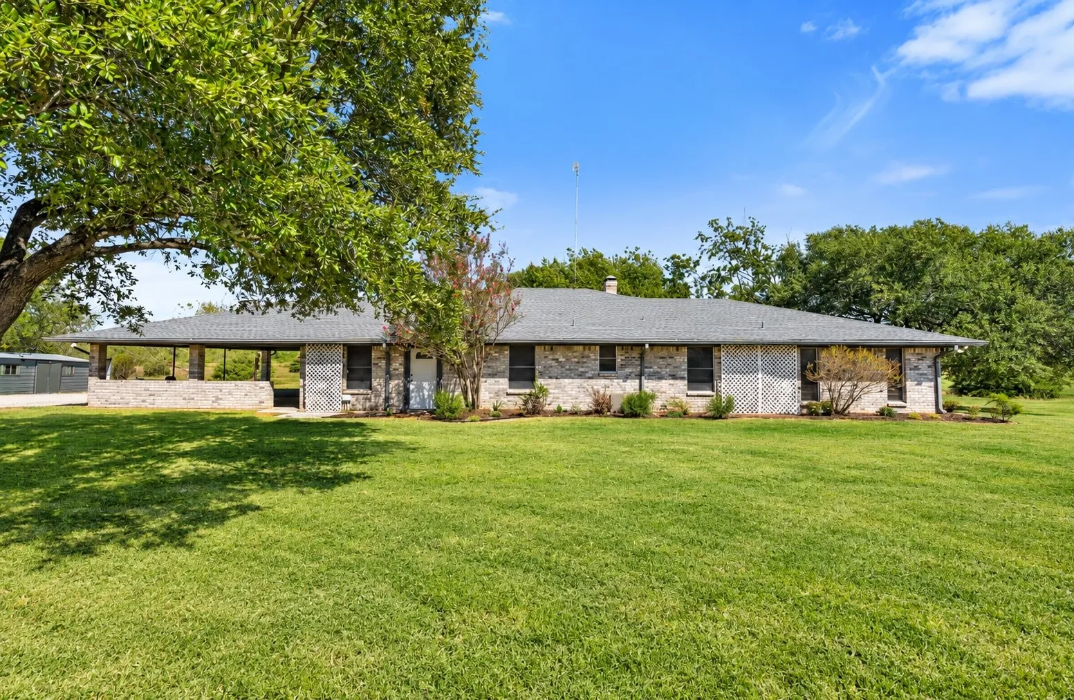 Single Family Residence For Sale in Navarro County , 801 County Road 0025, Corsicana, Texas 75109, 3 Bedroom, 3 Bathroom, Garage spaces, 2,064 Sqft, built in 1985, mls#21396323, Real Estate Agent in Corsicana, Homes For Sale in Navarro county, Homes For Sale in Corsicana, Realtor in Corsicana Texas, Real Estate Brokerage Independent Realty Texas, Luminita Cordes Realtor
