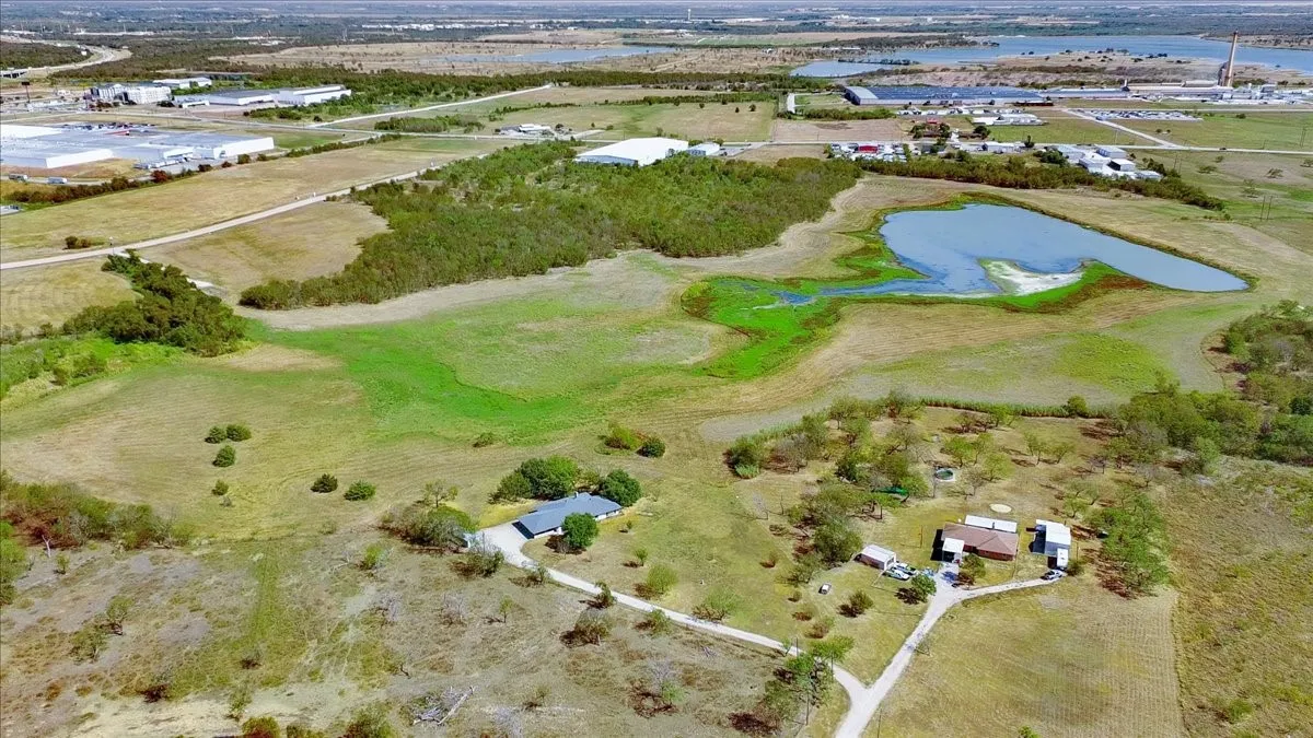 Single Family Residence For Sale in Navarro County , 801 County Road 0025, Corsicana, Texas 75109, 3 Bedroom, 3 Bathroom, Garage spaces, 2,064 Sqft, built in 1985, mls#21396323, Real Estate Agent in Corsicana, Homes For Sale in Navarro county, Homes For Sale in Corsicana, Realtor in Corsicana Texas, Real Estate Brokerage Independent Realty Texas, Luminita Cordes Realtor