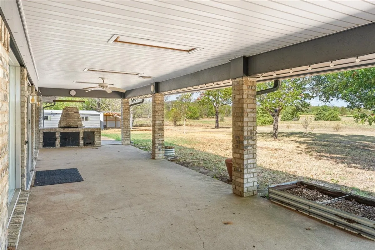 Single Family Residence For Sale in Navarro County , 801 County Road 0025, Corsicana, Texas 75109, 3 Bedroom, 3 Bathroom, Garage spaces, 2,064 Sqft, built in 1985, mls#21396323, Real Estate Agent in Corsicana, Homes For Sale in Navarro county, Homes For Sale in Corsicana, Realtor in Corsicana Texas, Real Estate Brokerage Independent Realty Texas, Luminita Cordes Realtor