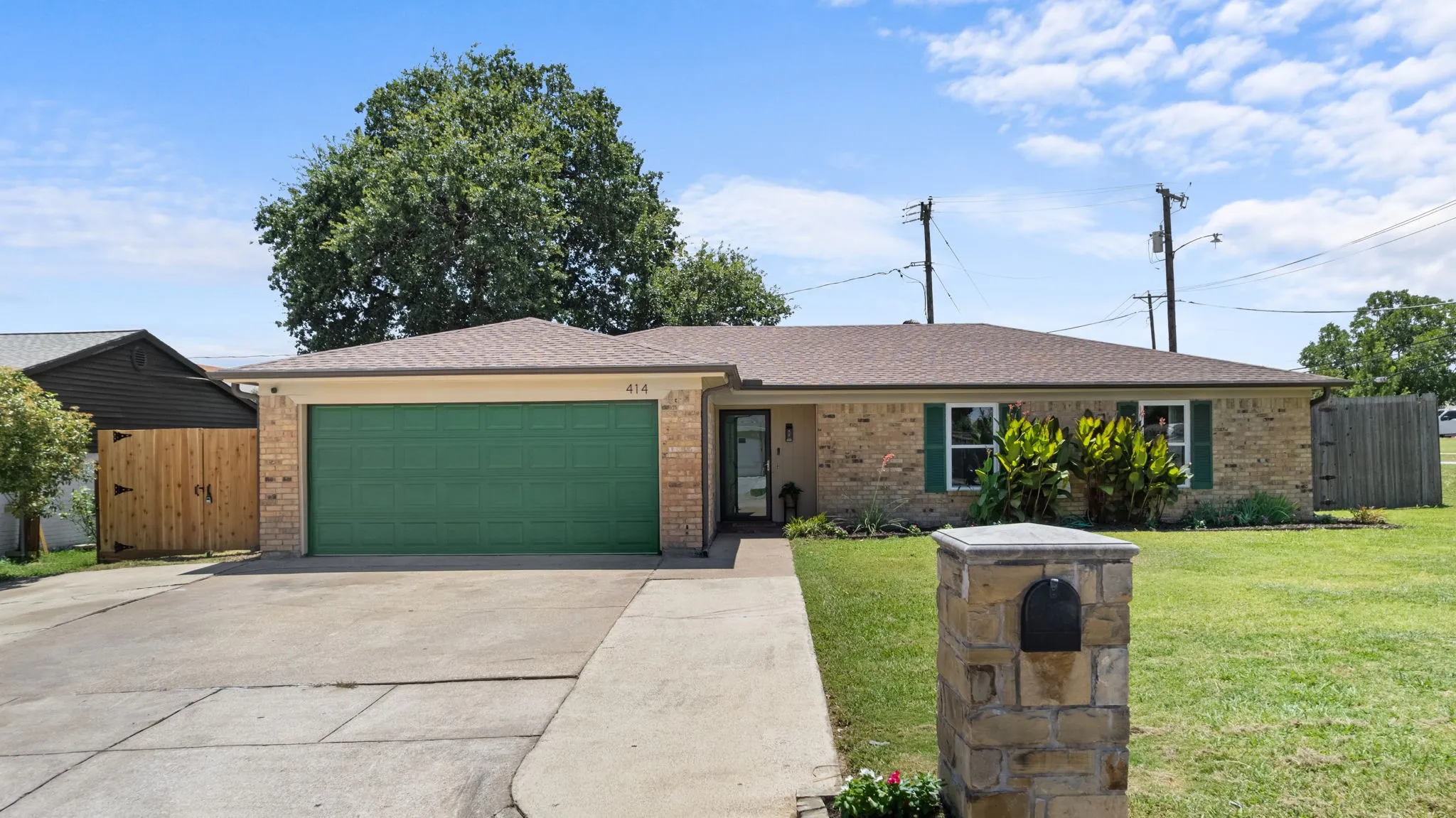 Single Family Residence For Rent in Tarrant County , 414 Hallmark Drive, Arlington, Texas 76011, 3 Bedroom, 2 Bathroom, 2 Garage spaces, 1,460 Sqft, built in 1978, mls#21380070, Real Estate Agent in Arlington, Homes For Rent in Tarrant county, Homes For Rent in Arlington, Realtor in Arlington Texas, Real Estate Brokerage Independent Realty Texas, Luminita Cordes Realtor