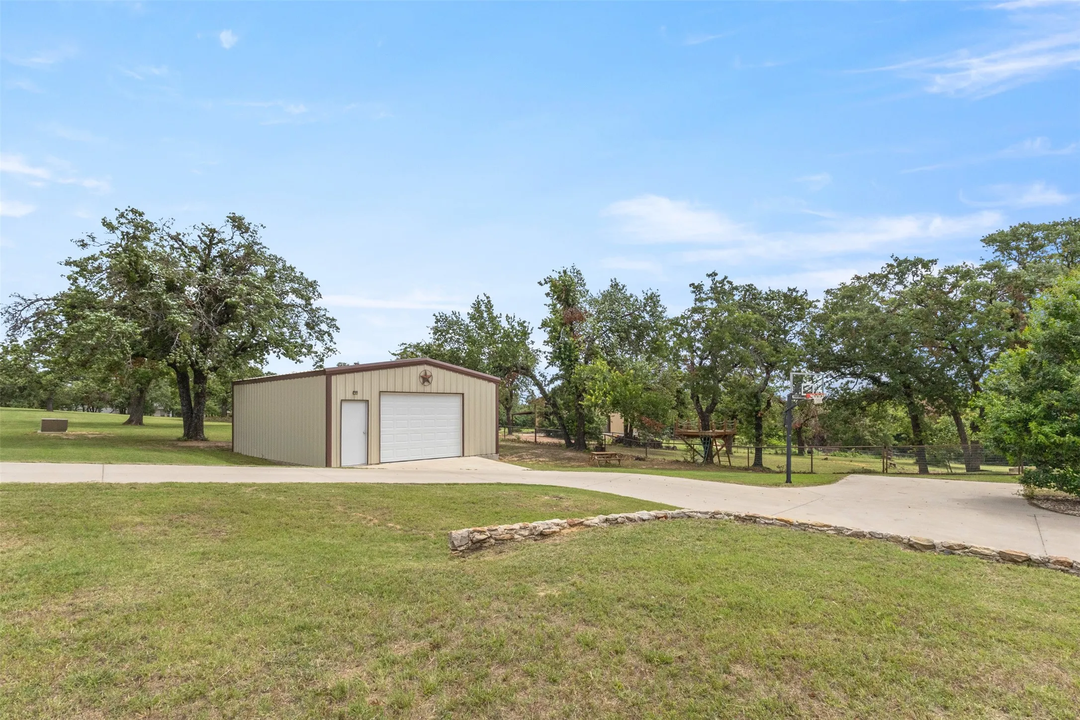 Single Family Residence For Sale in Parker County , 108 Oak Creek Drive, Springtown, Texas 76082, 4 Bedroom, 3 Bathroom, 2 Garage spaces, 3,293 Sqft, built in 2015, mls#21395129, Real Estate Agent in Springtown, Homes For Sale in Parker county, Homes For Sale in Springtown, Realtor in Springtown Texas, Real Estate Brokerage Independent Realty Texas, Luminita Cordes Realtor