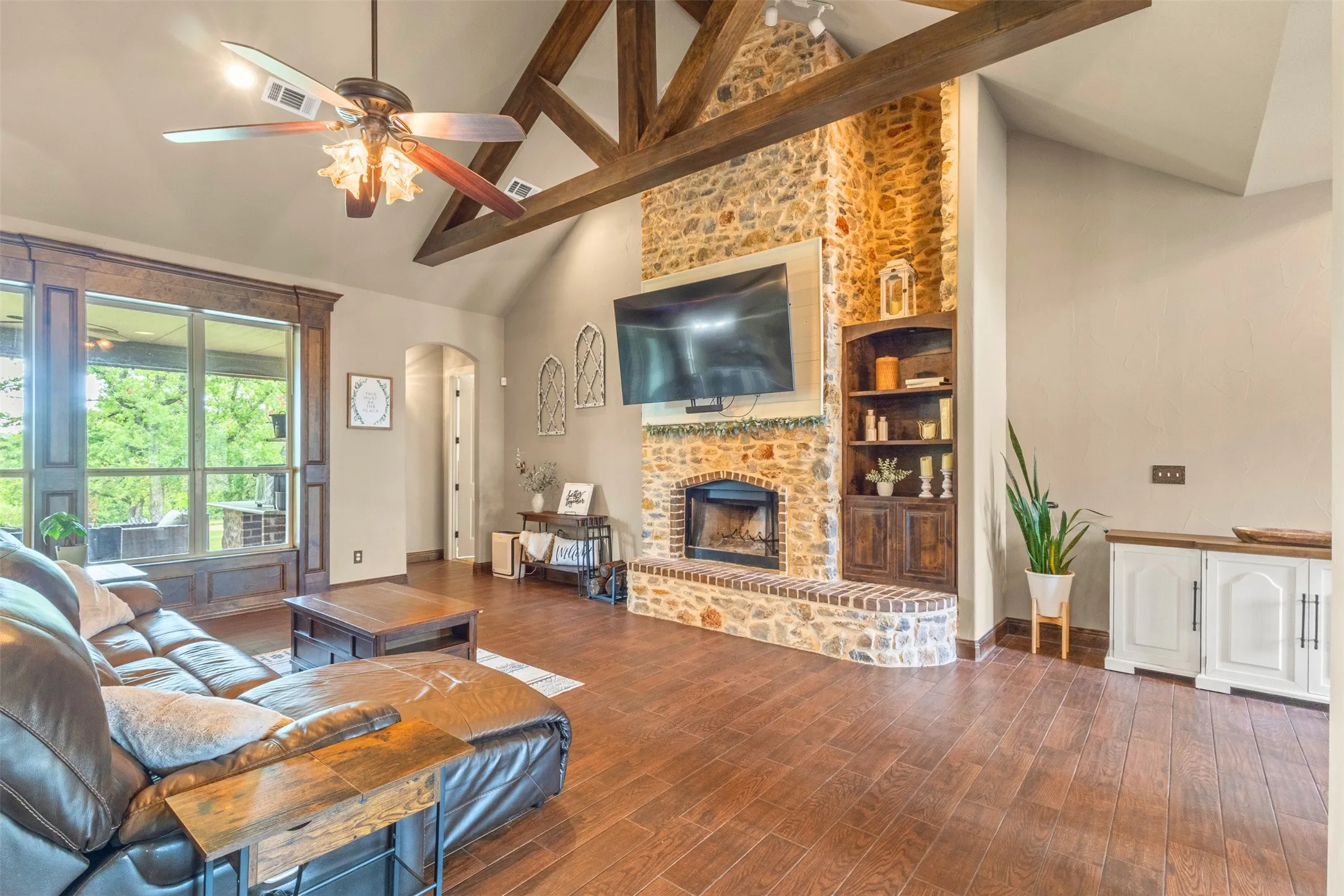 Single Family Residence For Sale in Parker County , 108 Oak Creek Drive, Springtown, Texas 76082, 4 Bedroom, 3 Bathroom, 2 Garage spaces, 3,293 Sqft, built in 2015, mls#21395129, Real Estate Agent in Springtown, Homes For Sale in Parker county, Homes For Sale in Springtown, Realtor in Springtown Texas, Real Estate Brokerage Independent Realty Texas, Luminita Cordes Realtor
