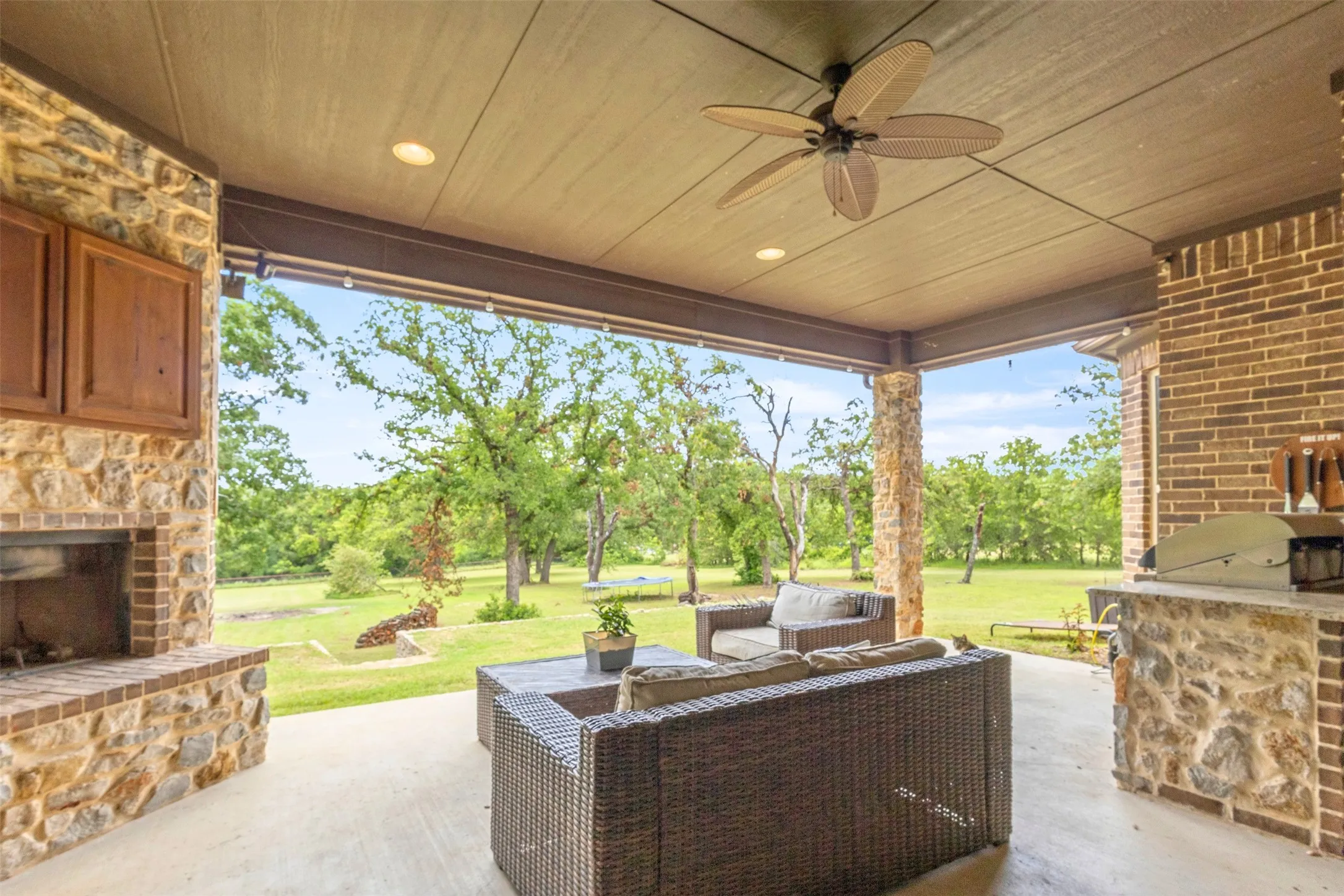 Single Family Residence For Sale in Parker County , 108 Oak Creek Drive, Springtown, Texas 76082, 4 Bedroom, 3 Bathroom, 2 Garage spaces, 3,293 Sqft, built in 2015, mls#21395129, Real Estate Agent in Springtown, Homes For Sale in Parker county, Homes For Sale in Springtown, Realtor in Springtown Texas, Real Estate Brokerage Independent Realty Texas, Luminita Cordes Realtor