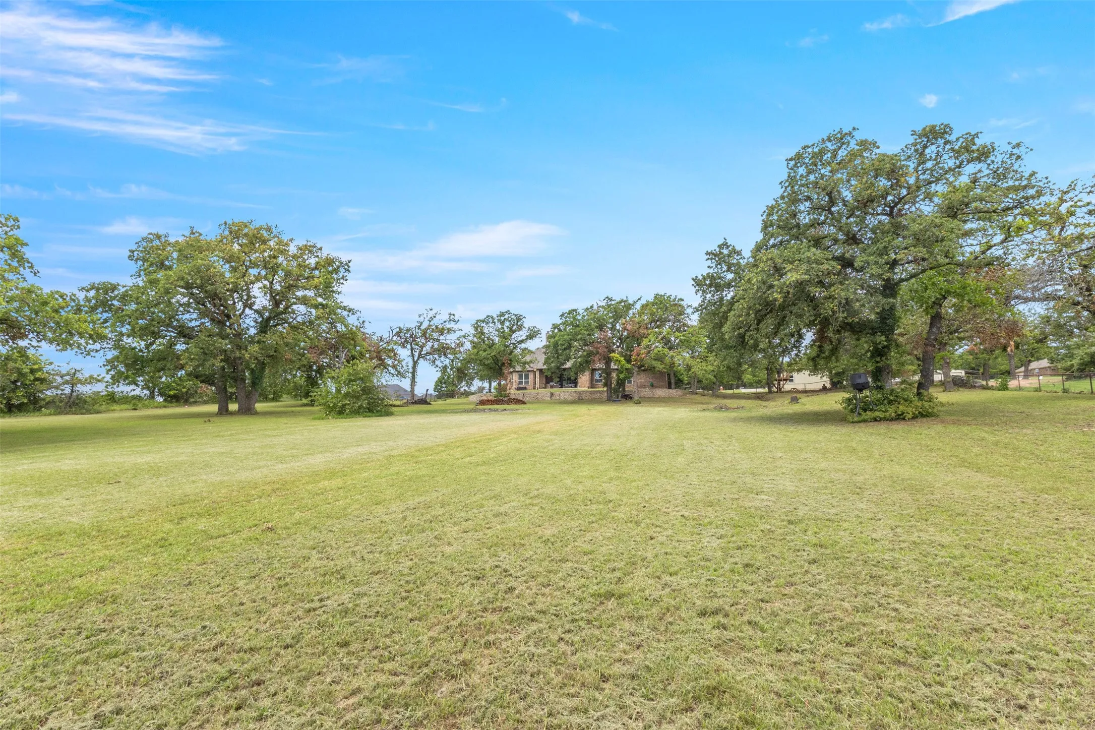 Single Family Residence For Sale in Parker County , 108 Oak Creek Drive, Springtown, Texas 76082, 4 Bedroom, 3 Bathroom, 2 Garage spaces, 3,293 Sqft, built in 2015, mls#21395129, Real Estate Agent in Springtown, Homes For Sale in Parker county, Homes For Sale in Springtown, Realtor in Springtown Texas, Real Estate Brokerage Independent Realty Texas, Luminita Cordes Realtor