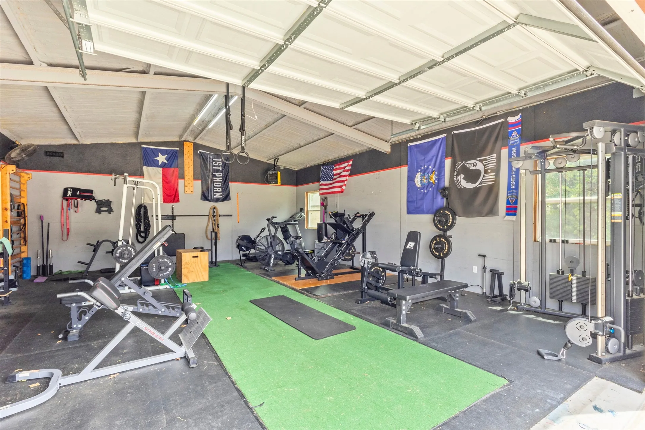 Single Family Residence For Sale in Parker County , 108 Oak Creek Drive, Springtown, Texas 76082, 4 Bedroom, 3 Bathroom, 2 Garage spaces, 3,293 Sqft, built in 2015, mls#21395129, Real Estate Agent in Springtown, Homes For Sale in Parker county, Homes For Sale in Springtown, Realtor in Springtown Texas, Real Estate Brokerage Independent Realty Texas, Luminita Cordes Realtor
