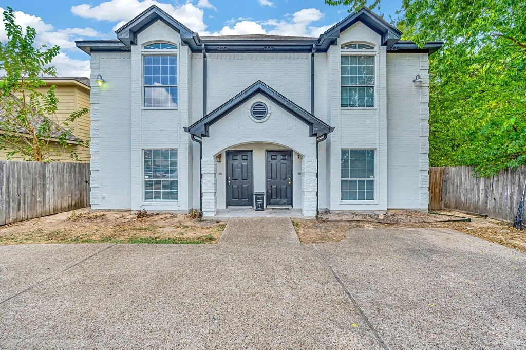 Duplex For Sale in Mc Lennan County , 1916 S 15th Street A & B, Waco, Texas 76706, 8 Bedroom, 8 Bathroom, Garage spaces, 3,506 Sqft, built in 2002, mls#21392949, Real Estate Agent in Waco, Homes For Sale in Mc Lennan county, Homes For Sale in Waco, Realtor in Waco Texas, Real Estate Brokerage Independent Realty Texas, Luminita Cordes Realtor