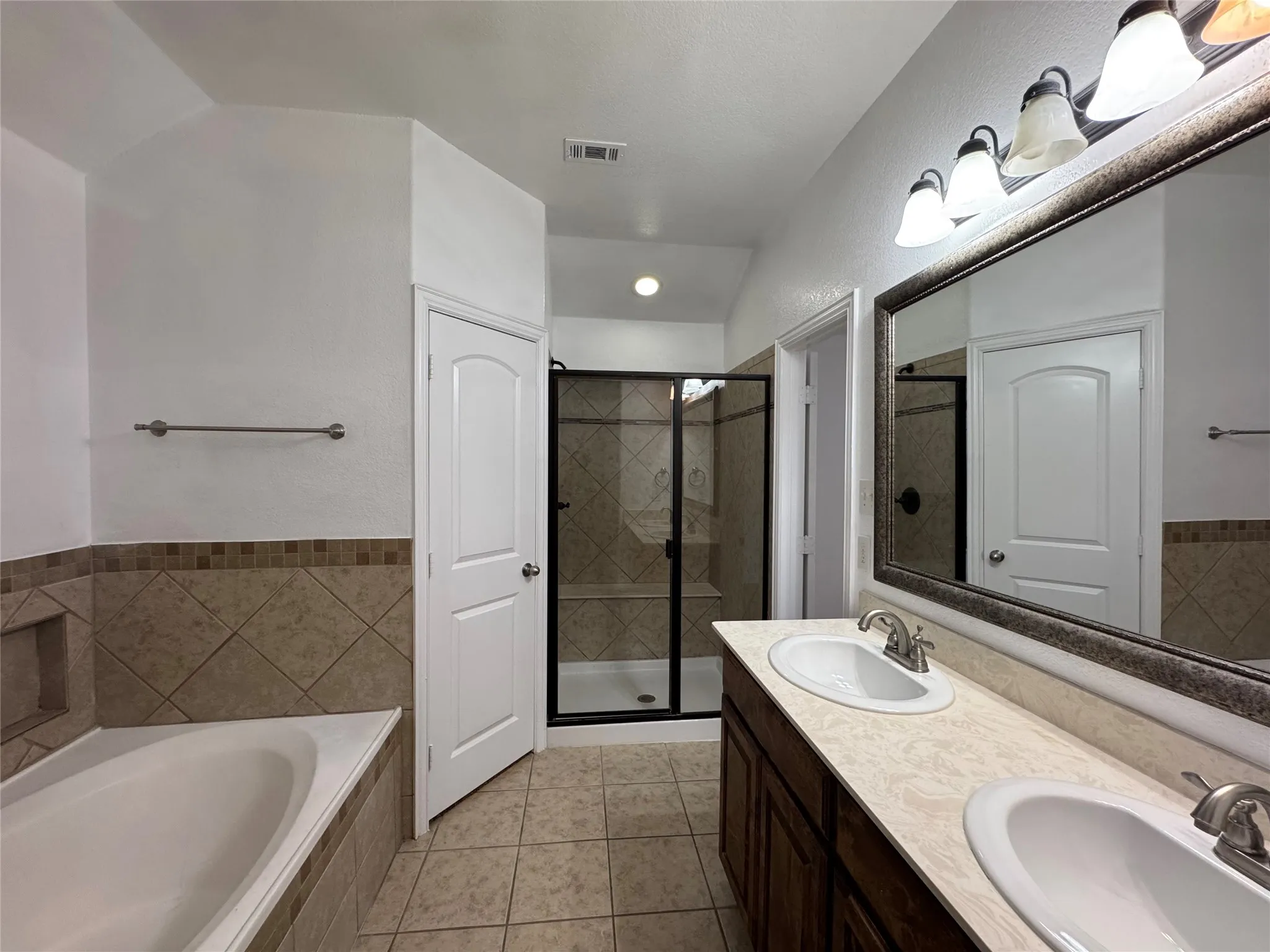 Single Family Residence For Rent in Kaufman County , 4036 Eric Drive, Heartland, Texas 75126, 4 Bedroom, 2 Bathroom, 2 Garage spaces, 1,695 Sqft, built in 2013, mls#21396397, Real Estate Agent in Heartland, Homes For Rent in Kaufman county, Homes For Rent in Heartland, Realtor in Heartland Texas, Real Estate Brokerage Independent Realty Texas, Luminita Cordes Realtor