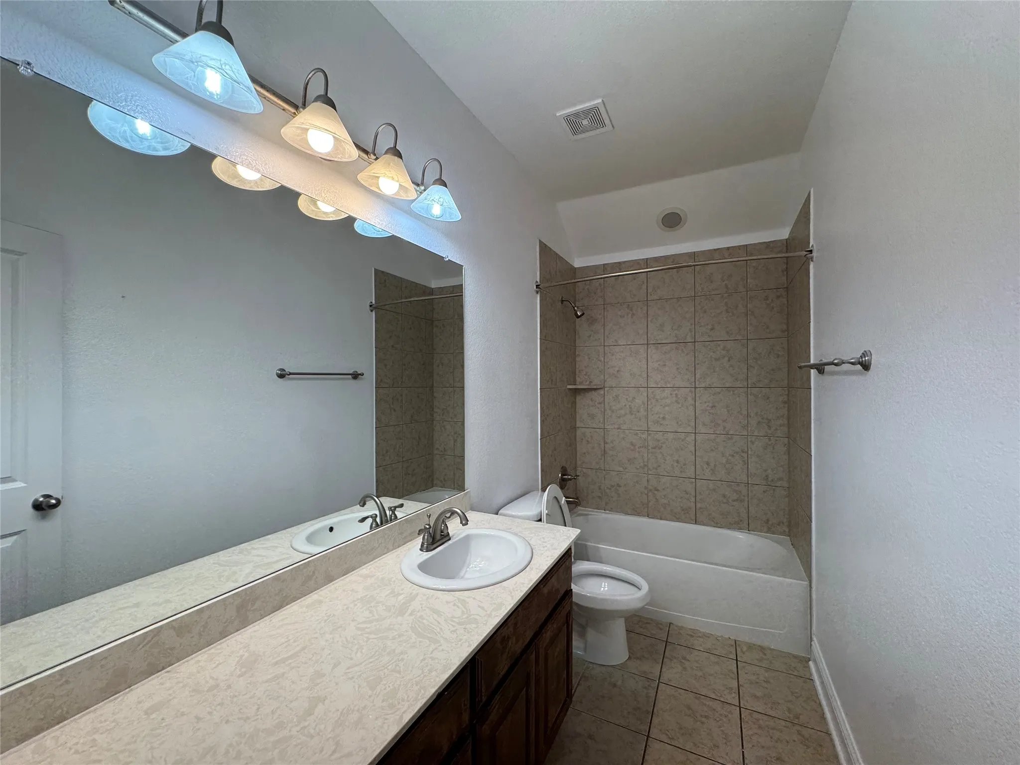 Single Family Residence For Rent in Kaufman County , 4036 Eric Drive, Heartland, Texas 75126, 4 Bedroom, 2 Bathroom, 2 Garage spaces, 1,695 Sqft, built in 2013, mls#21396397, Real Estate Agent in Heartland, Homes For Rent in Kaufman county, Homes For Rent in Heartland, Realtor in Heartland Texas, Real Estate Brokerage Independent Realty Texas, Luminita Cordes Realtor