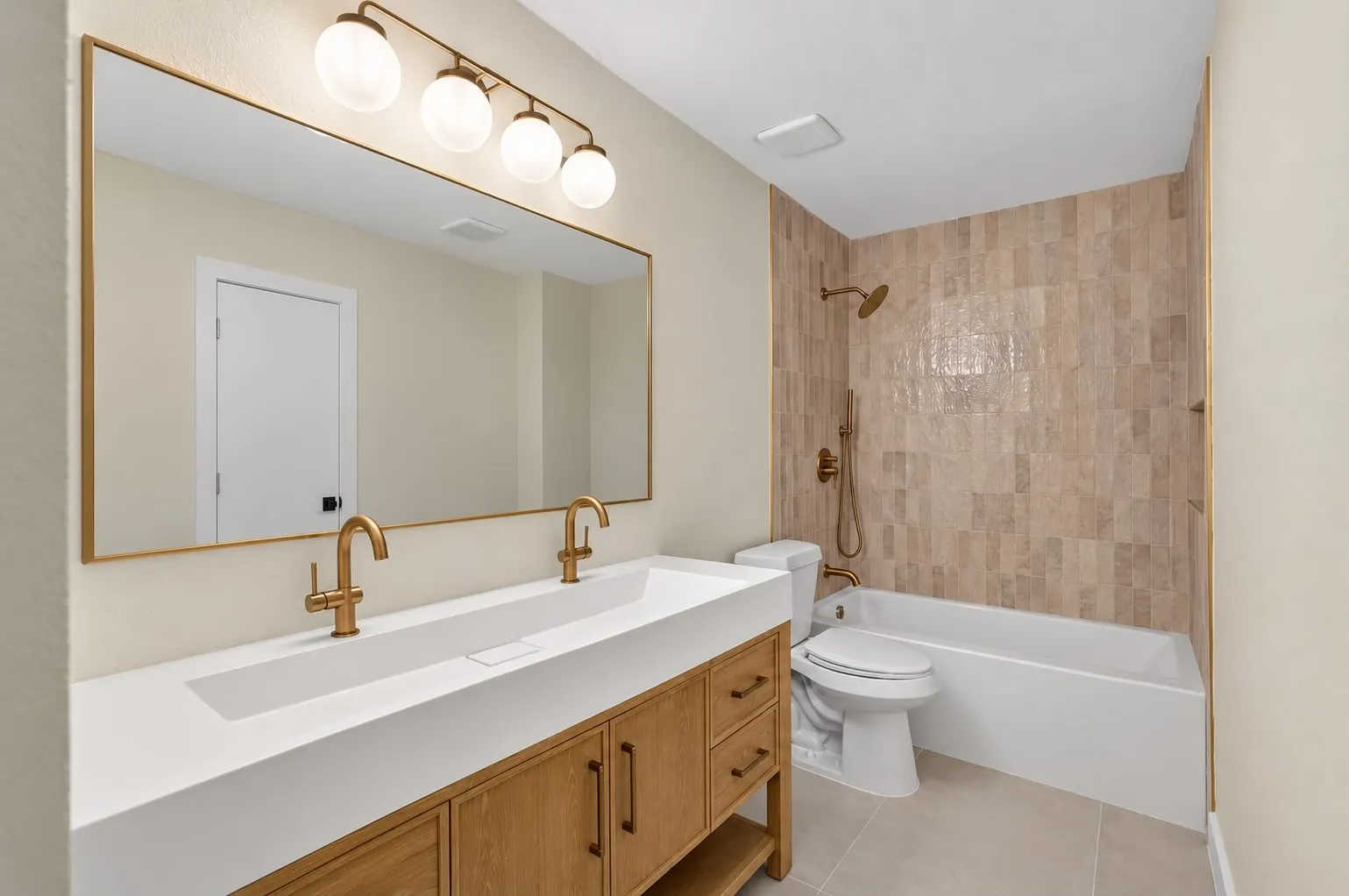 Single Family Residence For Sale in Denton County , 4364 Onyx Drive, Carrollton, Texas 75010, 5 Bedroom, 4 Bathroom, 2 Garage spaces, 2,792 Sqft, built in 1999, mls#21396304, Real Estate Agent in Carrollton, Homes For Sale in Denton county, Homes For Sale in Carrollton, Realtor in Carrollton Texas, Real Estate Brokerage Independent Realty Texas, Luminita Cordes Realtor