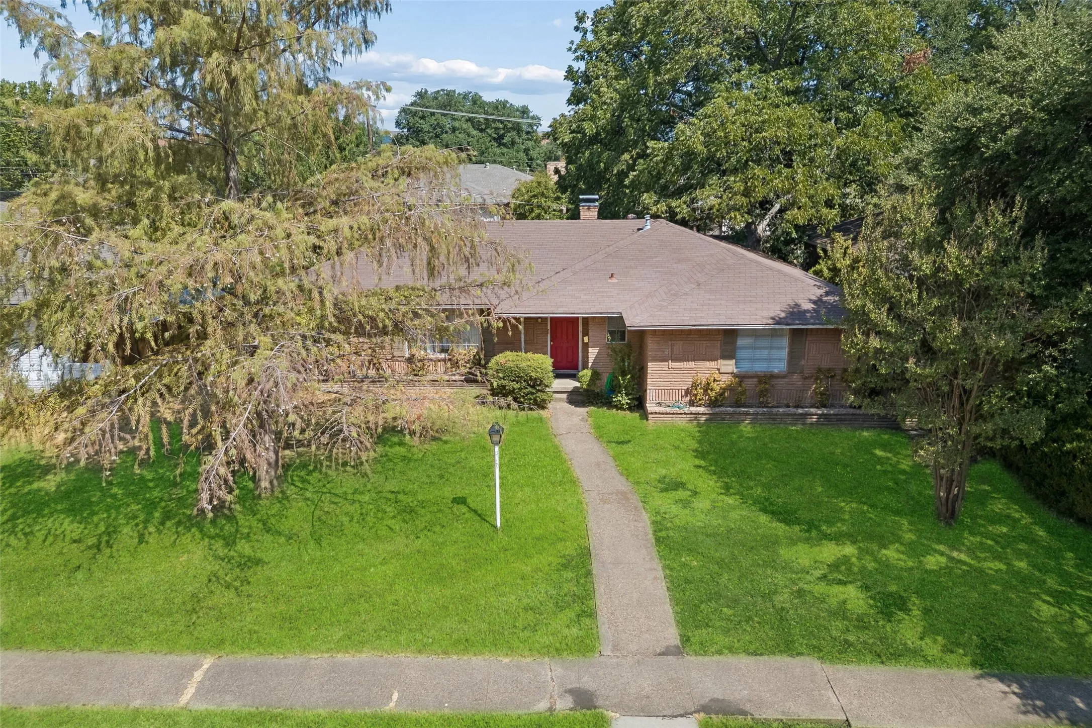 Single Family Residence For Sale in Dallas County , 5629 Ledgestone Drive, Dallas, Texas 75214, 4 Bedroom, 3 Bathroom, 2 Garage spaces, 2,117 Sqft, built in 1964, mls#21386826, Real Estate Agent in Dallas, Homes For Sale in Dallas county, Homes For Sale in Dallas, Realtor in Dallas Texas, Real Estate Brokerage Independent Realty Texas, Luminita Cordes Realtor
