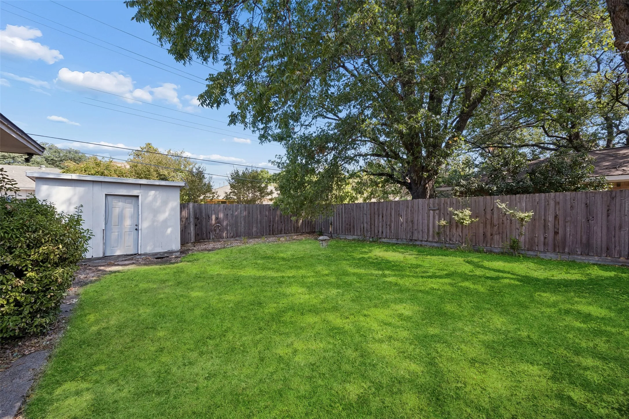 Single Family Residence For Sale in Dallas County , 5629 Ledgestone Drive, Dallas, Texas 75214, 4 Bedroom, 3 Bathroom, 2 Garage spaces, 2,117 Sqft, built in 1964, mls#21386826, Real Estate Agent in Dallas, Homes For Sale in Dallas county, Homes For Sale in Dallas, Realtor in Dallas Texas, Real Estate Brokerage Independent Realty Texas, Luminita Cordes Realtor