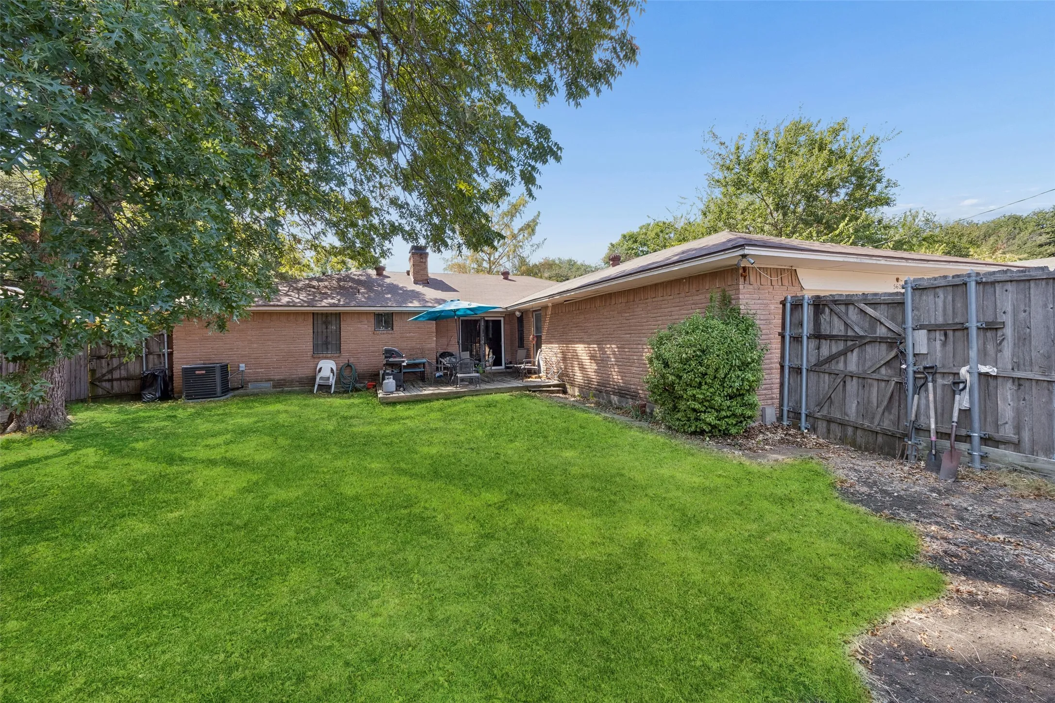 Single Family Residence For Sale in Dallas County , 5629 Ledgestone Drive, Dallas, Texas 75214, 4 Bedroom, 3 Bathroom, 2 Garage spaces, 2,117 Sqft, built in 1964, mls#21386826, Real Estate Agent in Dallas, Homes For Sale in Dallas county, Homes For Sale in Dallas, Realtor in Dallas Texas, Real Estate Brokerage Independent Realty Texas, Luminita Cordes Realtor