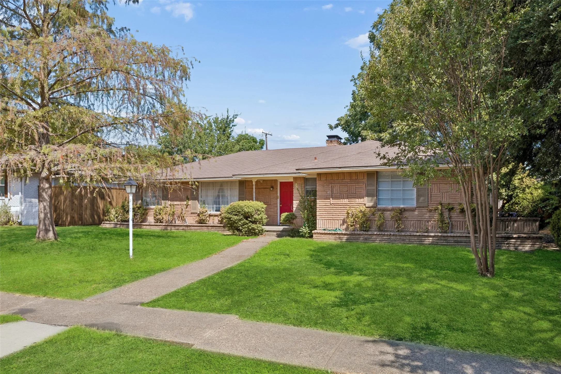 Single Family Residence For Sale in Dallas County , 5629 Ledgestone Drive, Dallas, Texas 75214, 4 Bedroom, 3 Bathroom, 2 Garage spaces, 2,117 Sqft, built in 1964, mls#21386826, Real Estate Agent in Dallas, Homes For Sale in Dallas county, Homes For Sale in Dallas, Realtor in Dallas Texas, Real Estate Brokerage Independent Realty Texas, Luminita Cordes Realtor