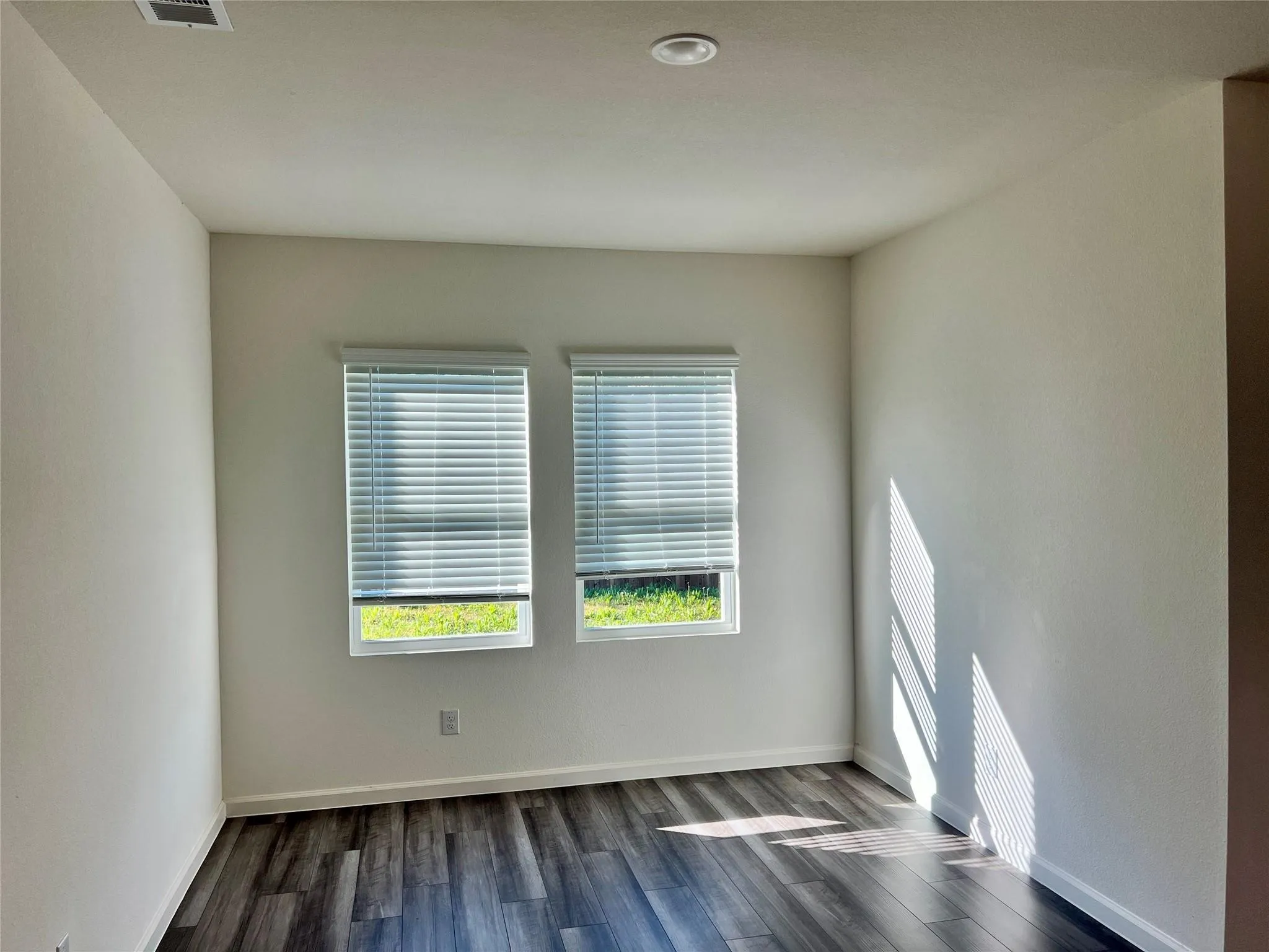 Single Family Residence For Rent in Collin County , 672 Crestridge Drive, Lavon, Texas 75166, 4 Bedroom, 2 Bathroom, 2 Garage spaces, 1,779 Sqft, built in 2021, mls#21396404, Real Estate Agent in Lavon, Homes For Rent in Collin county, Homes For Rent in Lavon, Realtor in Lavon Texas, Real Estate Brokerage Independent Realty Texas, Luminita Cordes Realtor