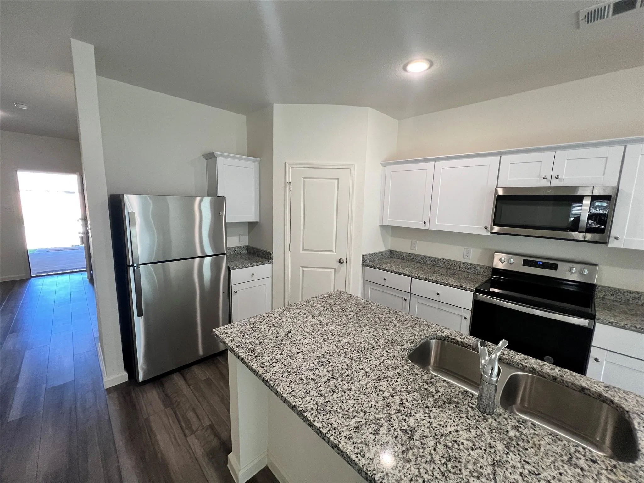 Single Family Residence For Rent in Collin County , 672 Crestridge Drive, Lavon, Texas 75166, 4 Bedroom, 2 Bathroom, 2 Garage spaces, 1,779 Sqft, built in 2021, mls#21396404, Real Estate Agent in Lavon, Homes For Rent in Collin county, Homes For Rent in Lavon, Realtor in Lavon Texas, Real Estate Brokerage Independent Realty Texas, Luminita Cordes Realtor