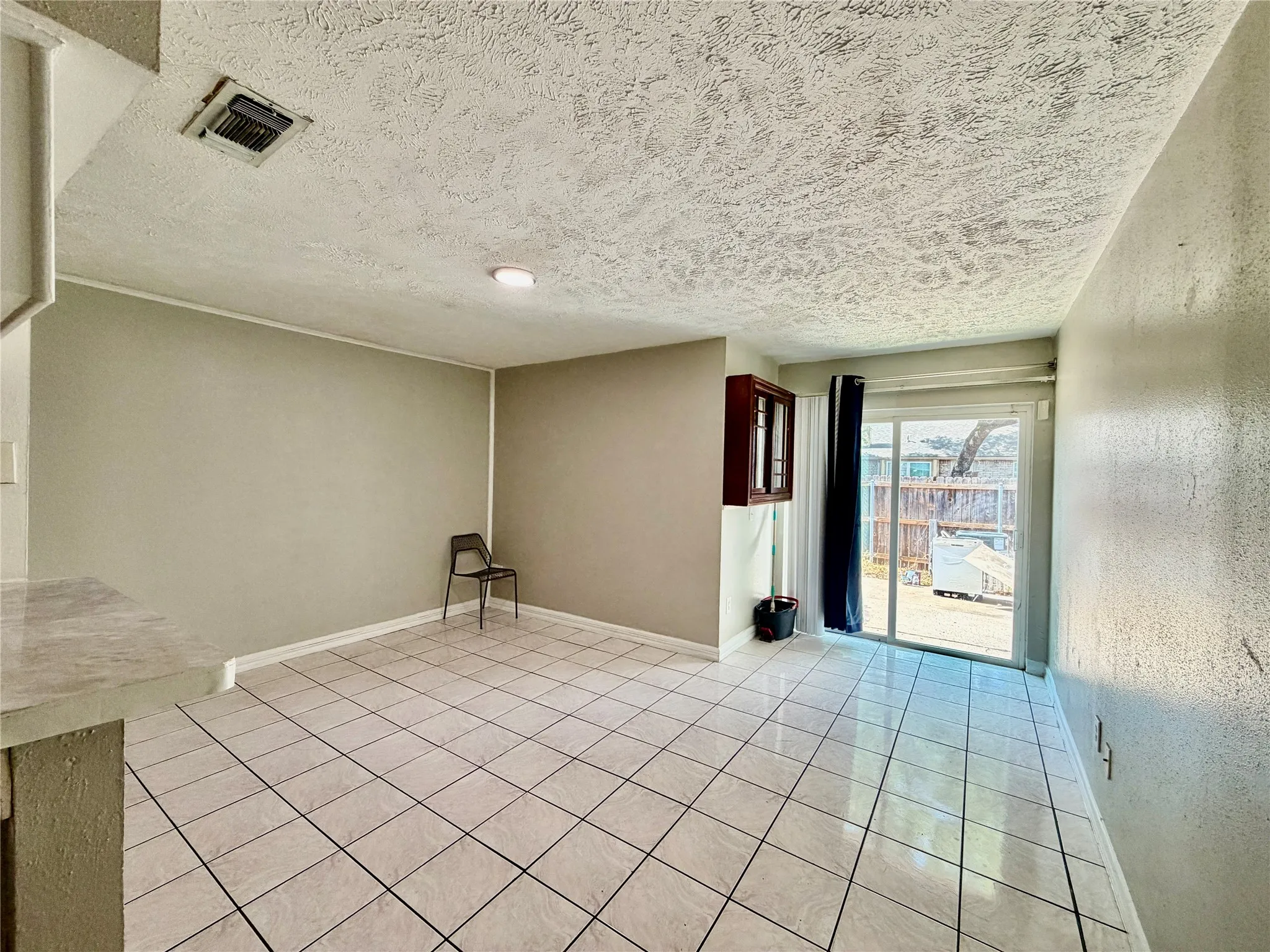 Single Family Residence For Rent in Dallas County , 35 W Mountain Lane 43, Grand Prairie, Texas 75052, 3 Bedroom, 2 Bathroom, Garage spaces, 1,244 Sqft, built in 1971, mls#21396268, Real Estate Agent in Grand Prairie, Homes For Rent in Dallas county, Homes For Rent in Grand Prairie, Realtor in Grand Prairie Texas, Real Estate Brokerage Independent Realty Texas, Luminita Cordes Realtor