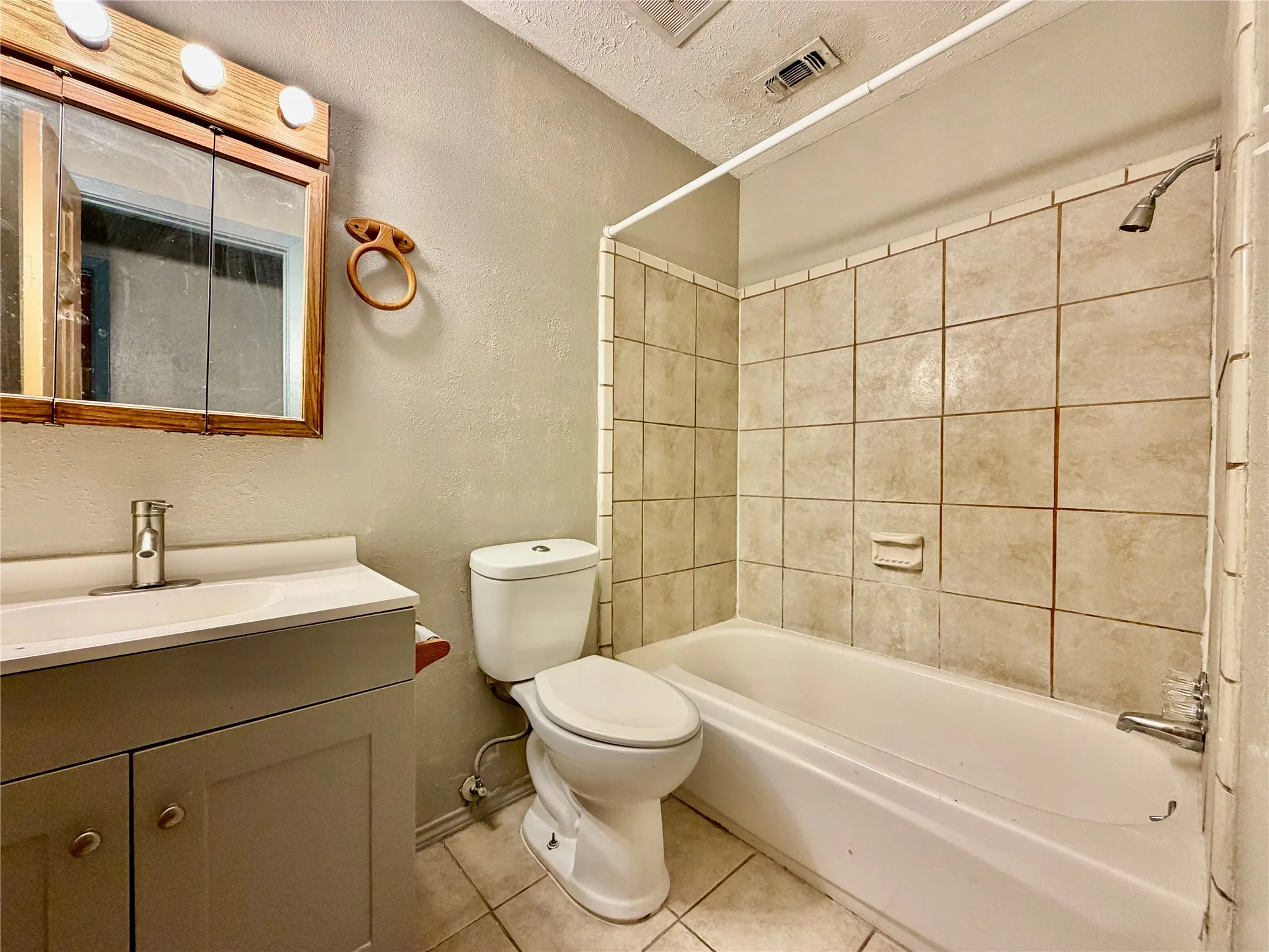 Single Family Residence For Rent in Dallas County , 35 W Mountain Lane 43, Grand Prairie, Texas 75052, 3 Bedroom, 2 Bathroom, Garage spaces, 1,244 Sqft, built in 1971, mls#21396268, Real Estate Agent in Grand Prairie, Homes For Rent in Dallas county, Homes For Rent in Grand Prairie, Realtor in Grand Prairie Texas, Real Estate Brokerage Independent Realty Texas, Luminita Cordes Realtor
