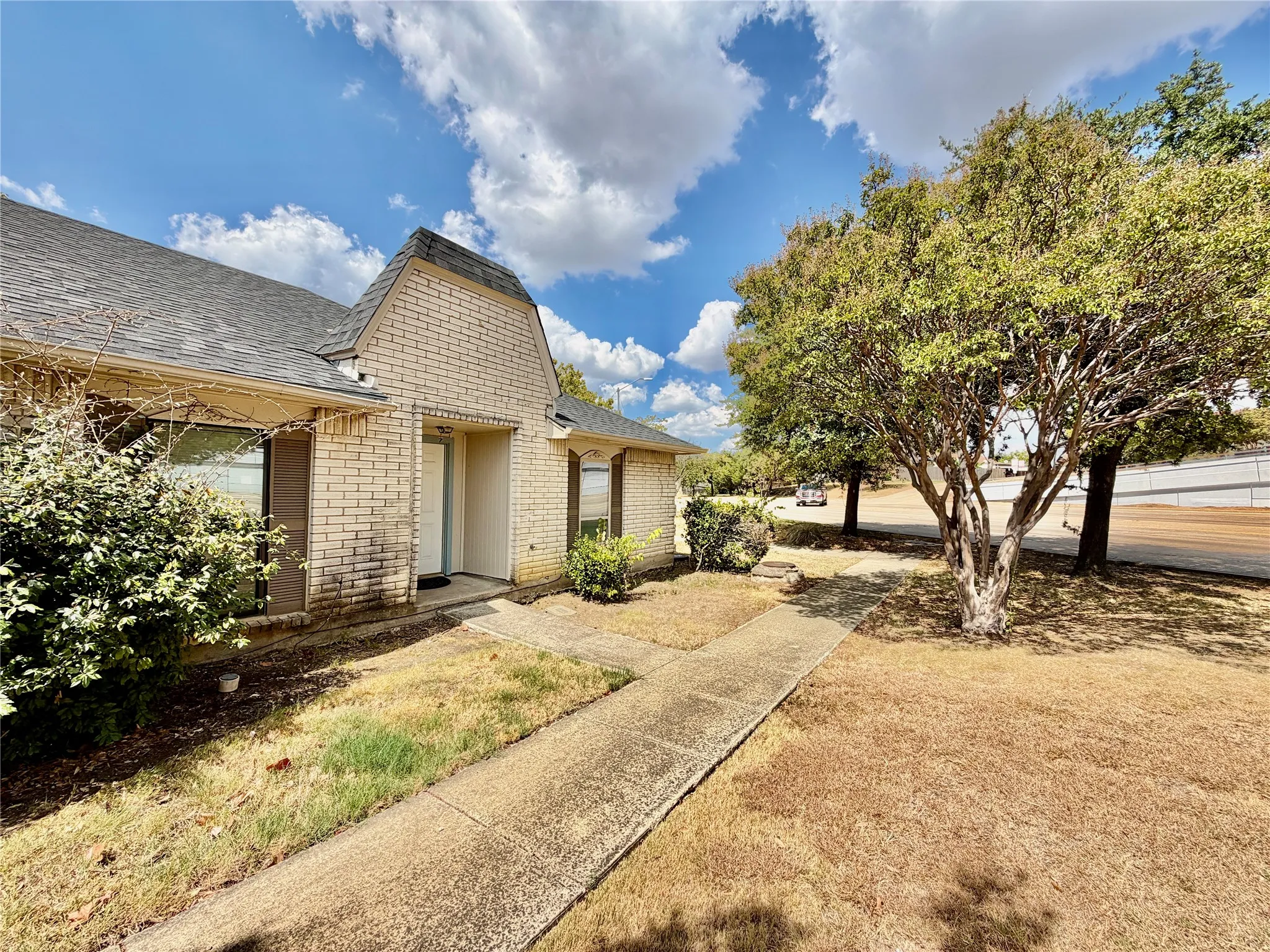 Single Family Residence For Rent in Dallas County , 35 W Mountain Lane 43, Grand Prairie, Texas 75052, 3 Bedroom, 2 Bathroom, Garage spaces, 1,244 Sqft, built in 1971, mls#21396268, Real Estate Agent in Grand Prairie, Homes For Rent in Dallas county, Homes For Rent in Grand Prairie, Realtor in Grand Prairie Texas, Real Estate Brokerage Independent Realty Texas, Luminita Cordes Realtor